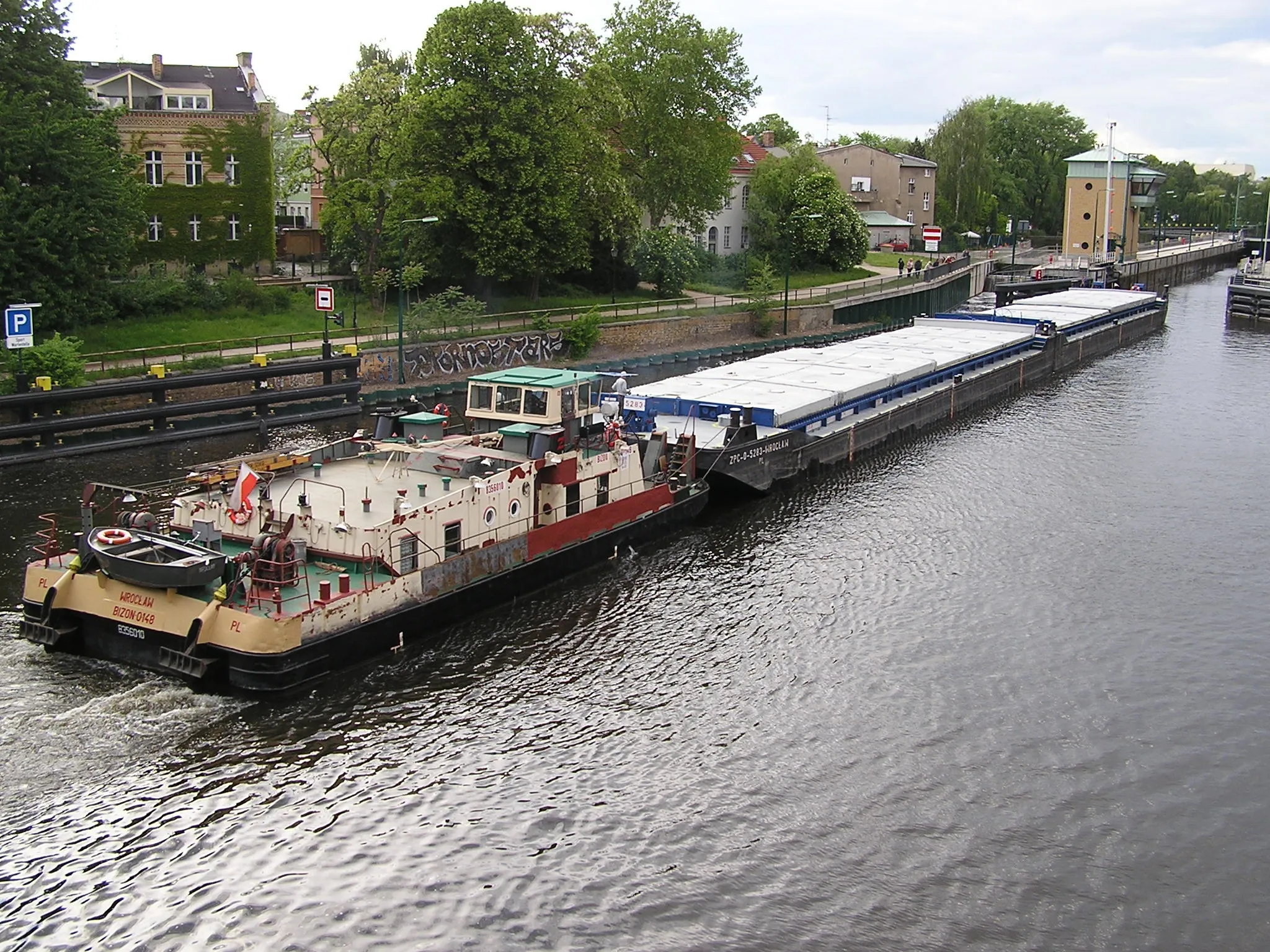 Photo showing: Schubverband mit zwei Leichtern auf der Havel vor der Schleuse in Berlin-Spandau