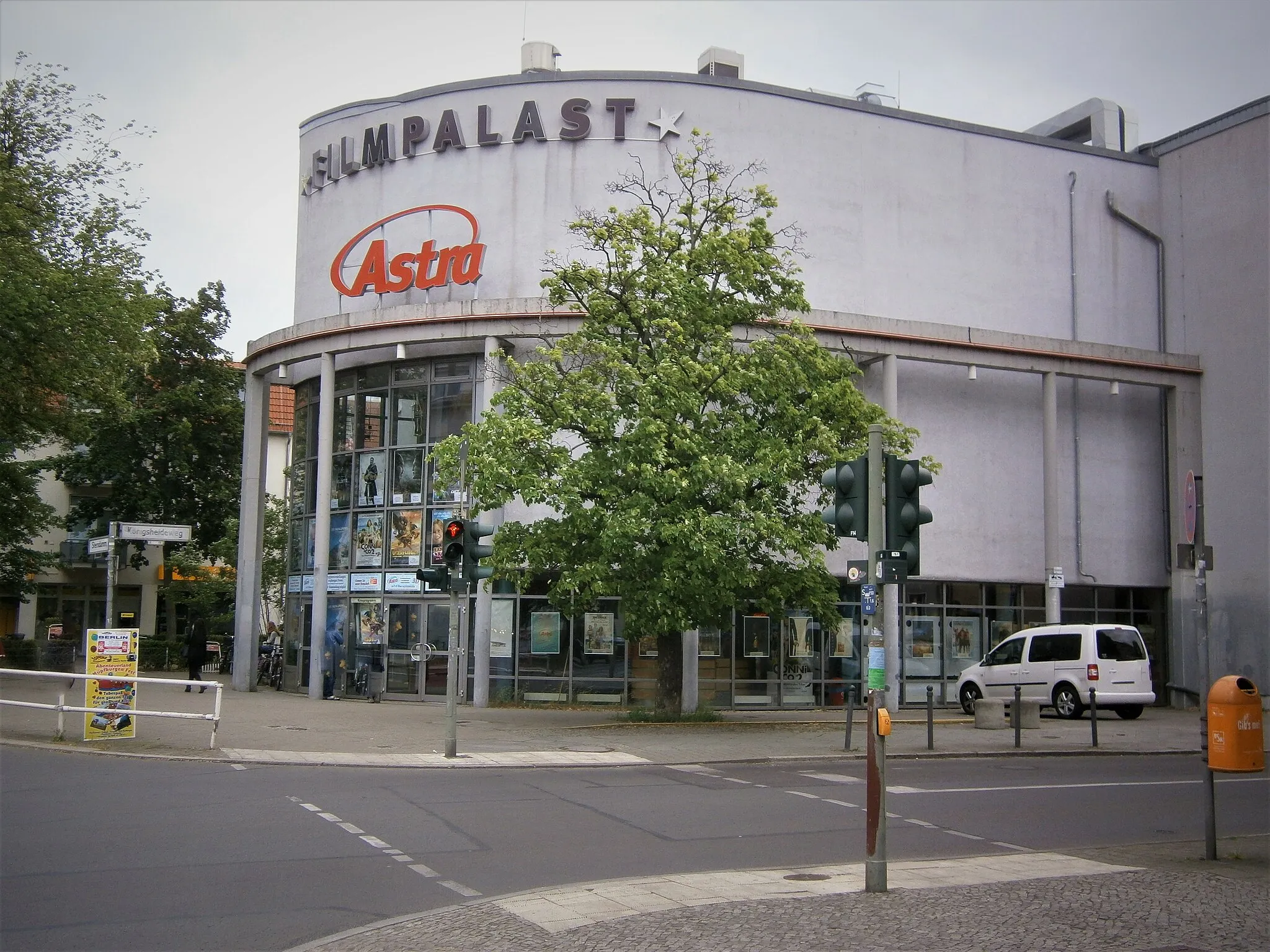 Photo showing: Sterndamm ist eine Straße im Berliner Bezirk Treptow-Köpenick. Auf Sterndamm 69 befindet sich das Kino Astra seit 1928 im eigenständigen Kinobau. Der Blick im Bild erfolgt auf den Eingang über die Straßenkreuzung Sterndamm mit Waldstraße (und Königsheideweg).