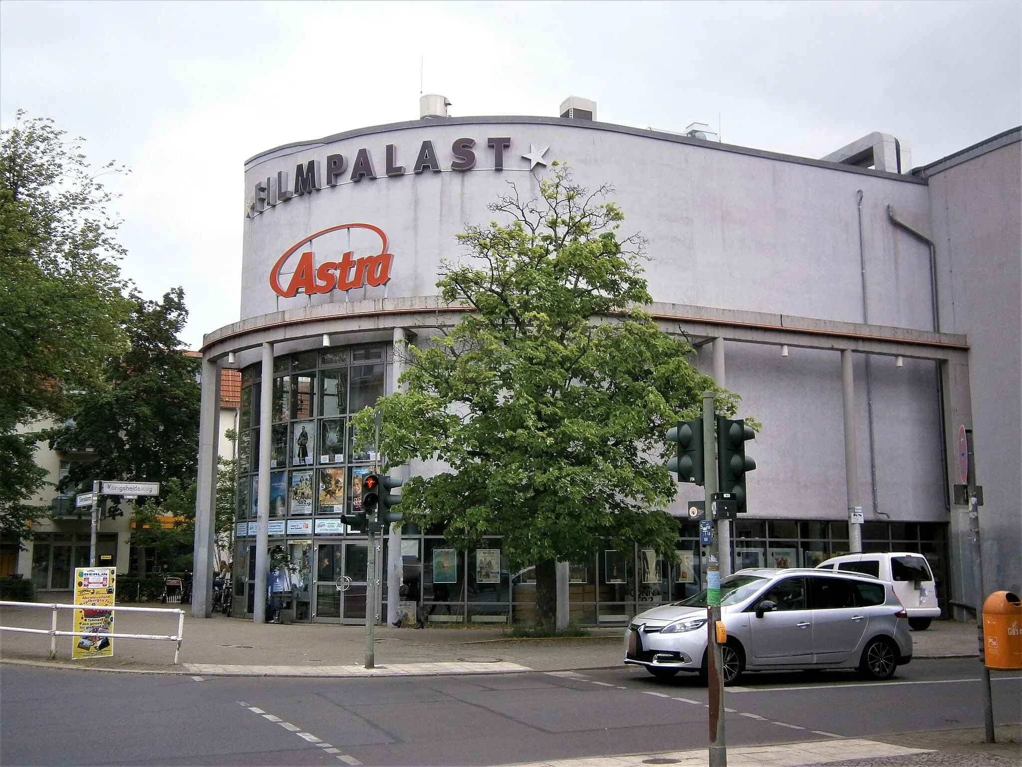 Photo showing: Sterndamm ist eine Straße im Berliner Bezirk Treptow-Köpenick. Auf Sterndamm 69 befindet sich das Kino Astra seit 1928 im eigenständigen Kinobau. Der Blick im Bild erfolgt auf den Eingang über die Straßenkreuzung Sterndamm mit Waldstraße (und Königsheideweg).