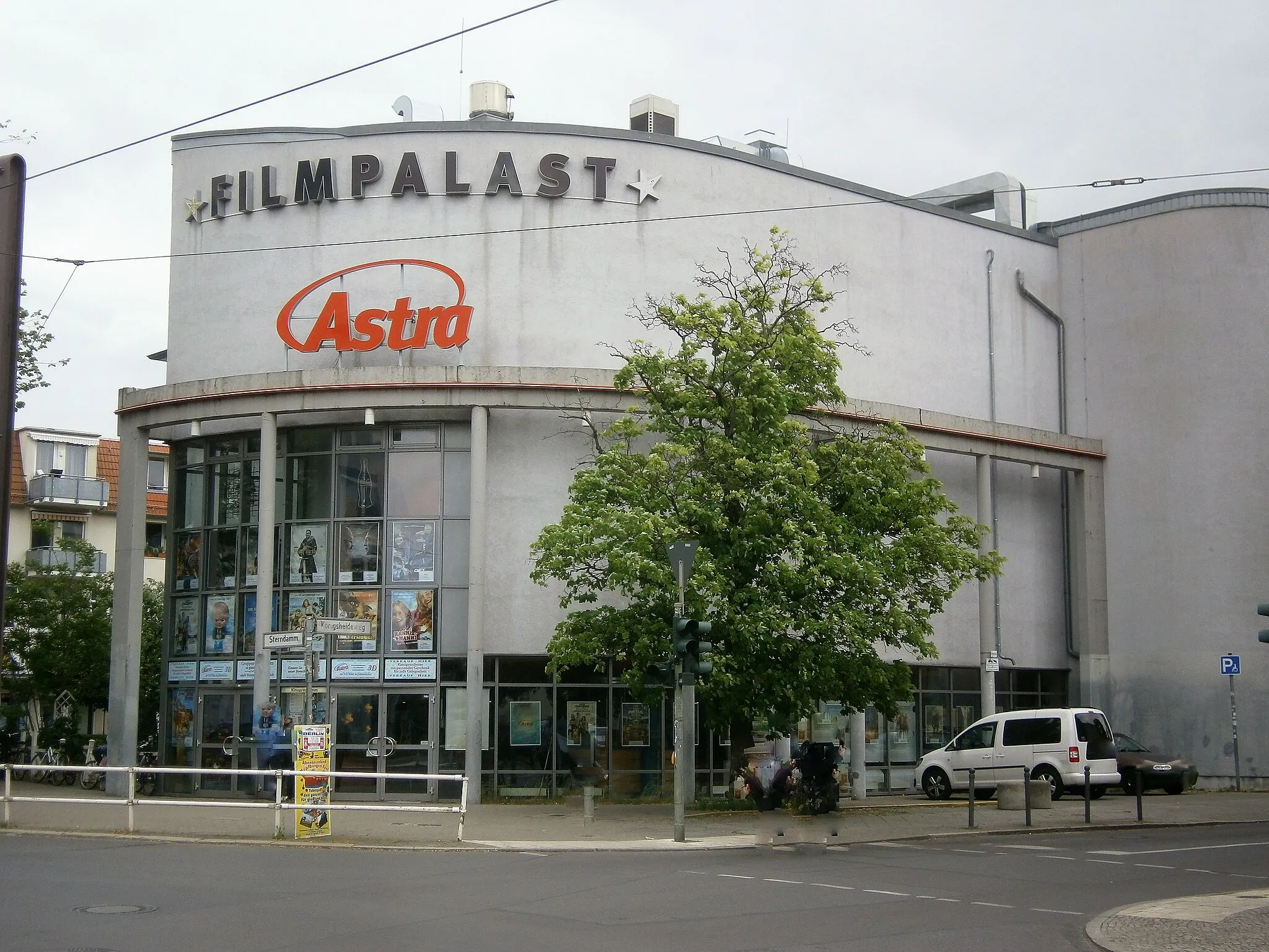 Photo showing: Sterndamm ist eine Straße im Berliner Bezirk Treptow-Köpenick. Auf Sterndamm 69 befindet sich das Kino Astra seit 1928 im eigenständigen Kinobau. Der Blick im Bild erfolgt auf den Eingang über die Straßenkreuzung Sterndamm mit Waldstraße (und Königsheideweg).