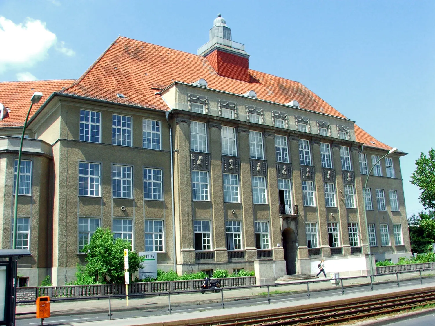 Photo showing: Hauptgebäude der Hochschule für Technik und Wirtschaft Berlin in Berlin-Karlshorst