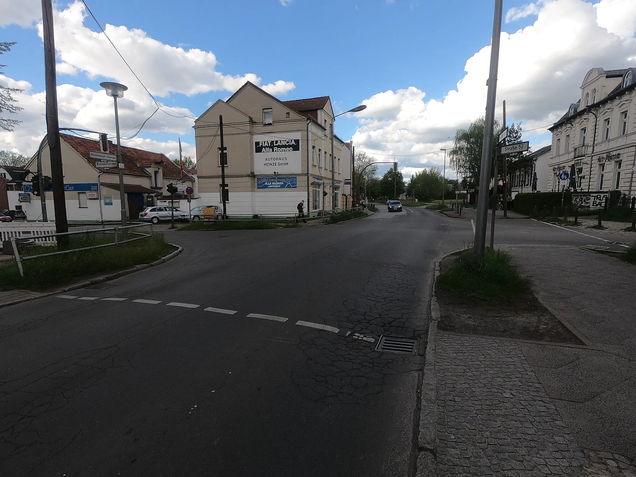 Photo showing: Kreuzung der Straßen Bahnhofstraße (nach links), Alt-Karow (geradeaus), Straße 52 (nach rechts) und der Blankenburger Chaussee (wenden) in Berlin-Karow