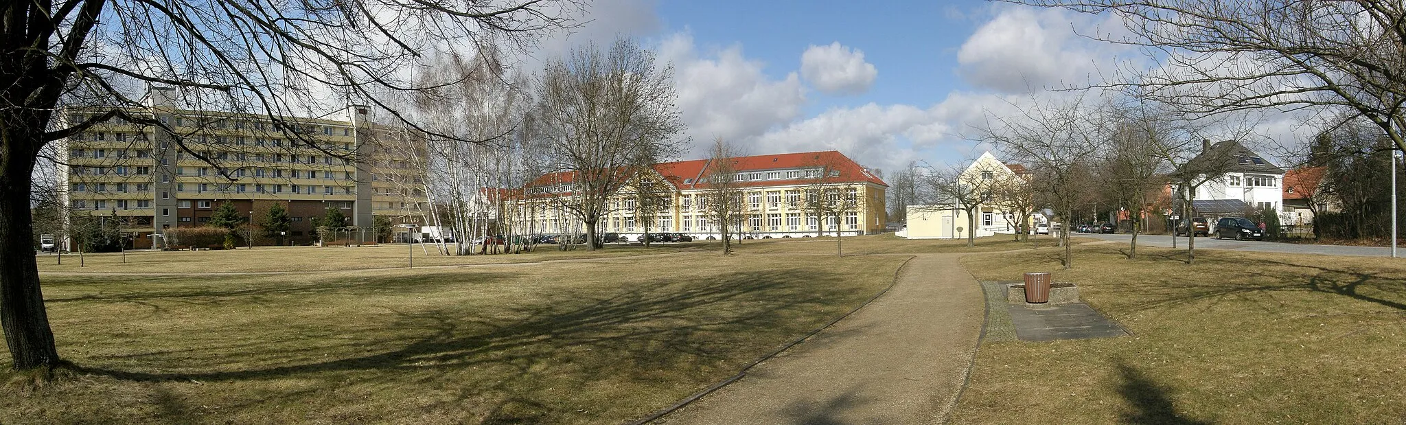 Photo showing: Straße Alt-Kaulsdorf, Panoramablick auf das Gelände und die Gebäude des Krankenhauses Kaulsdorf