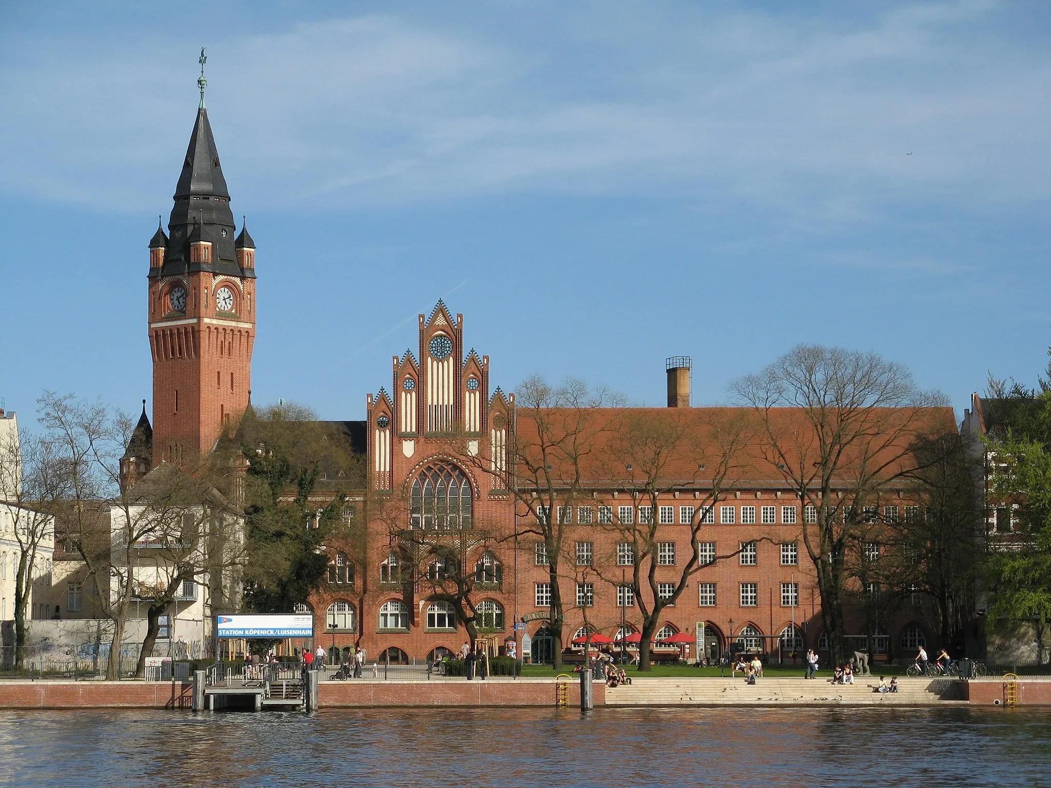 Photo showing: Berlin - Rathaus Köpenick - Ansicht der Vorderfront des Rathauses mit dem Luisenhain und der Schiffsanlegestelle vom gegenüberliegenden Dahme-Ufer aus