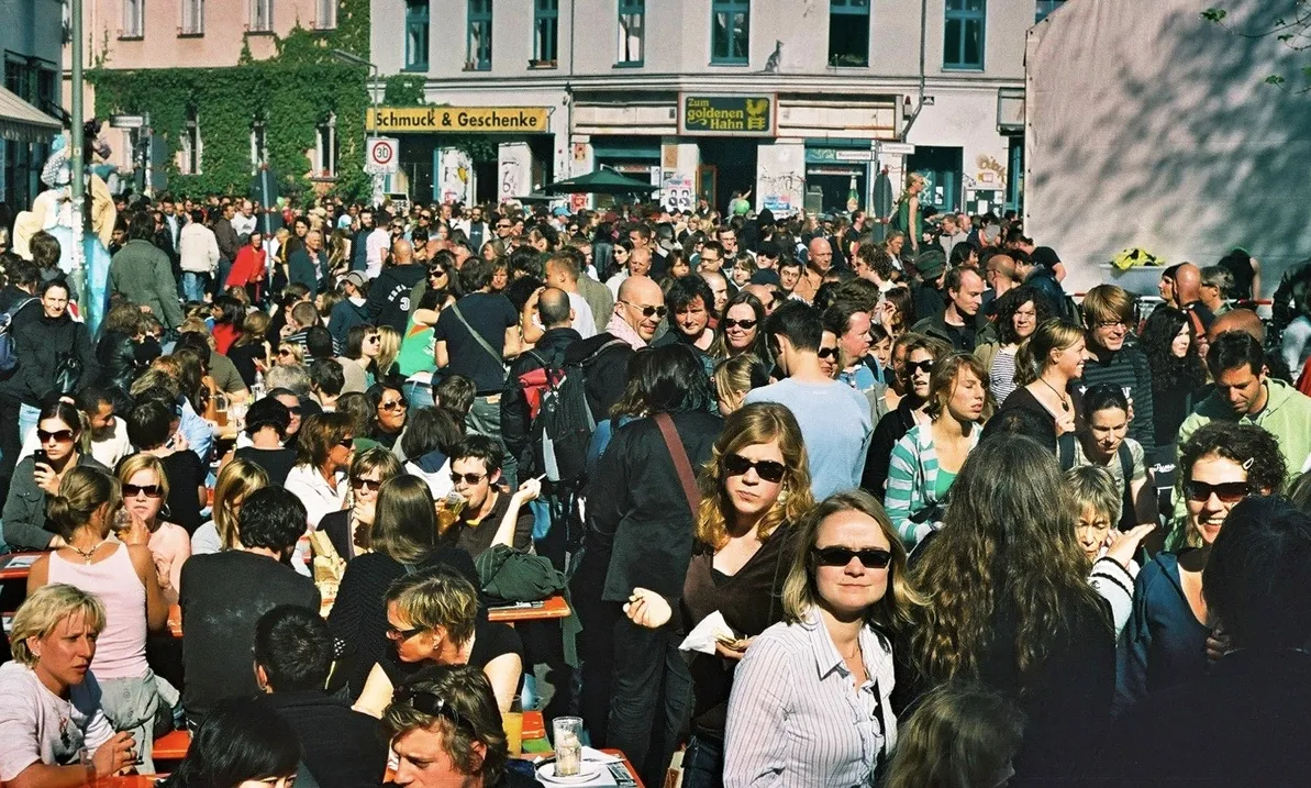 Photo showing: Crowd in Berlin, Kreuzberg, Heinrichplatz (52.50048, 13.42296), view: facing east, on the left: Mariannenstrasse going north