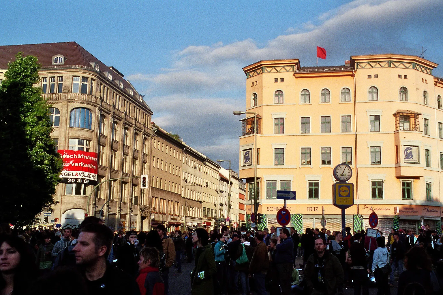 Photo showing: Mayday in Berlin-Kreuzberg Oranienplatz