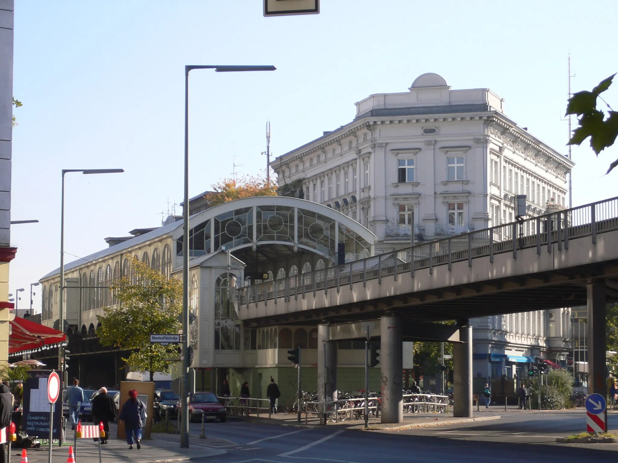 Photo showing: Berlin-Kreuzberg, Germany – subway station Görlitzer Bahnhof (subway drives above ground on this part of the line), seen from Oranienstraße