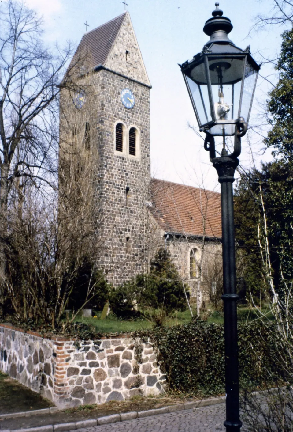 Photo showing: Dorfkirche Lichtenrade mit Friedhofsmauer, Blick von Südwesten.