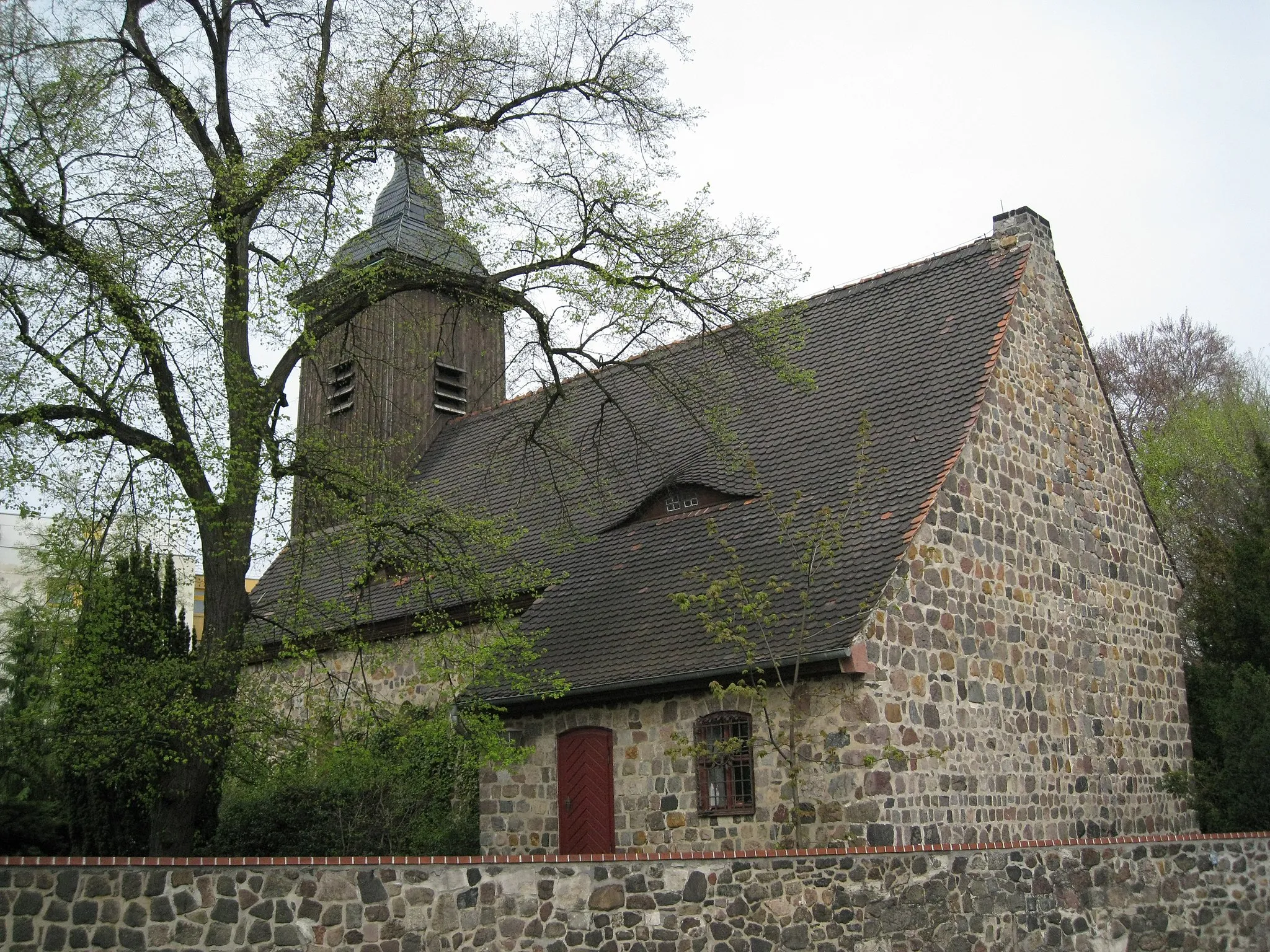 Photo showing: Dorfkirche Lichterfelde, Blick von Südosten auf die Sakristei