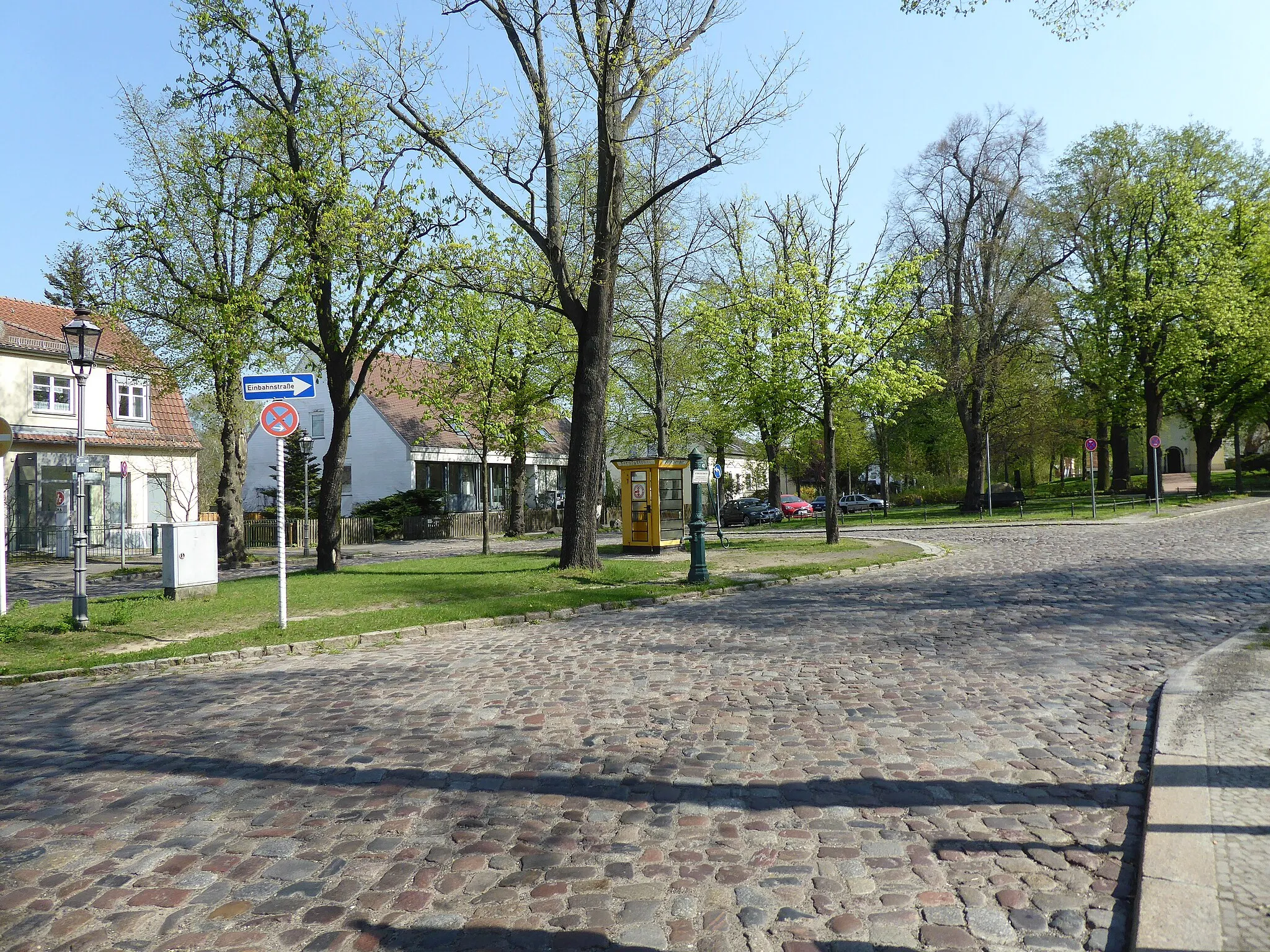 Photo showing: Lübars Alt-Lübars Blick über den Dorfanger mit Wasserpumpe und Telefonzelle