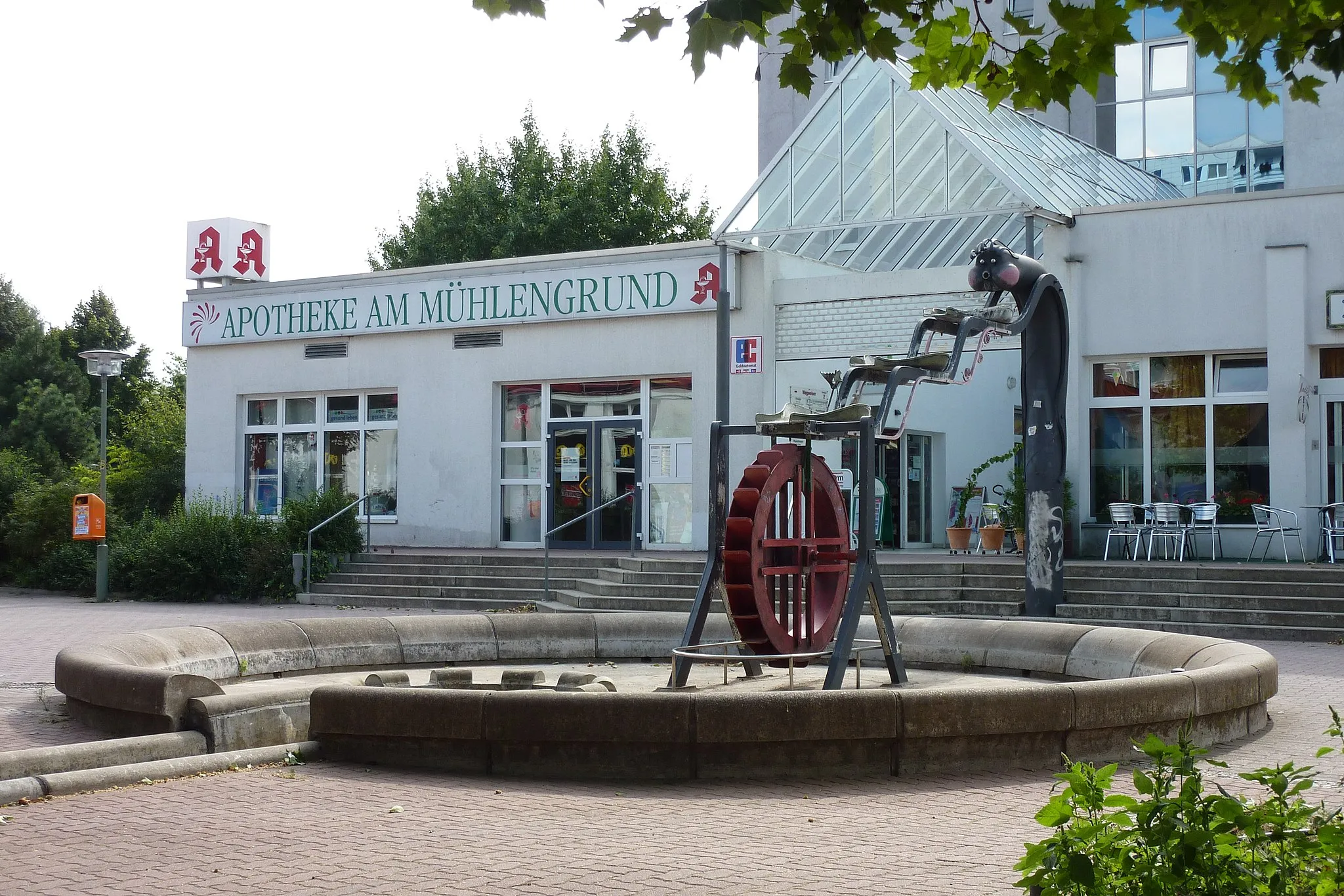 Photo showing: Mühlenradbrunnen von Achim Kühn aus dem Jahr 1986 in Berlin-Neu-Hohenschönhausen.