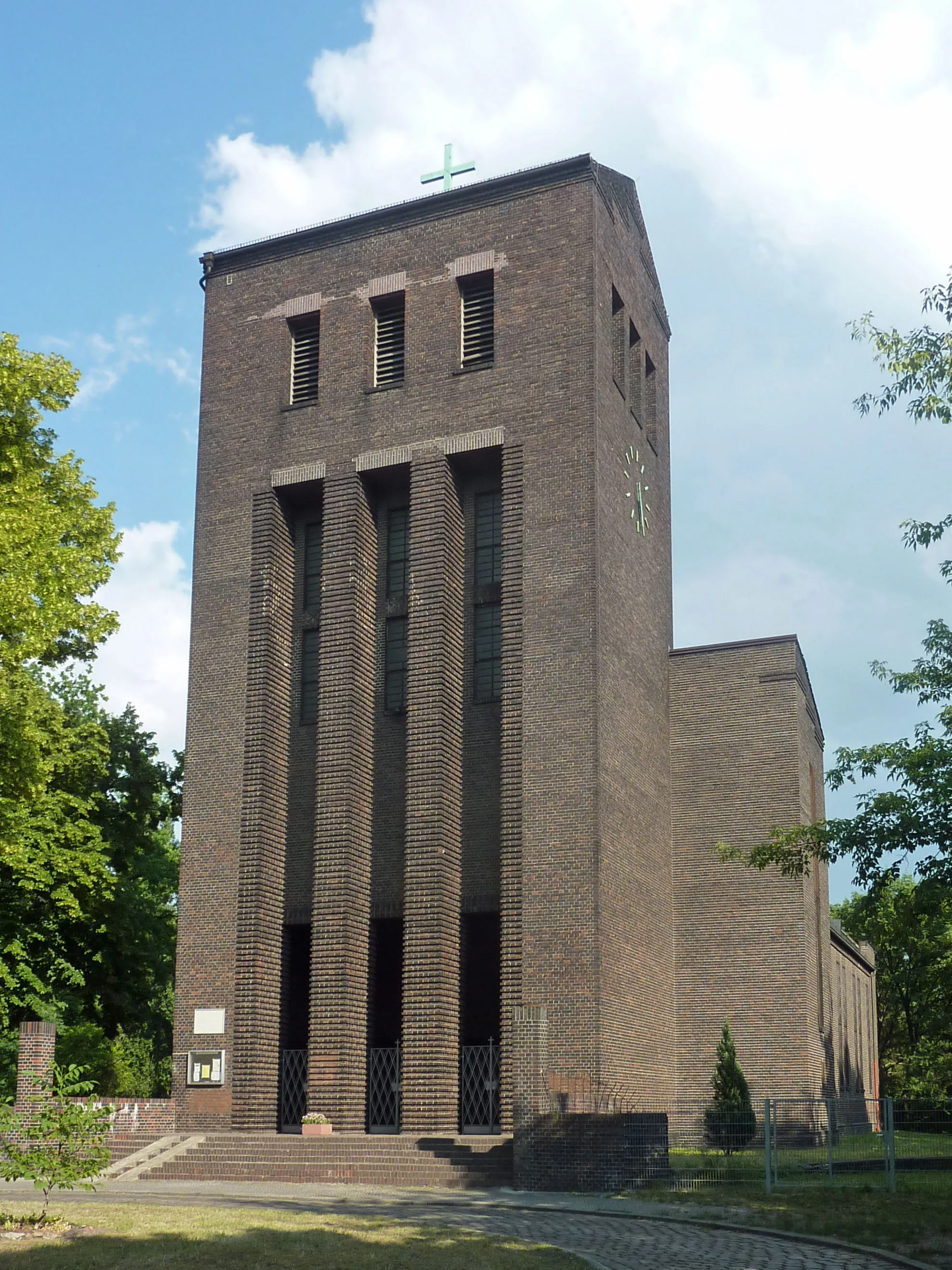 Photo showing: Evangelische Friedenskirche in Berlin-Niederschöneweide, Britzer Straße 1.
