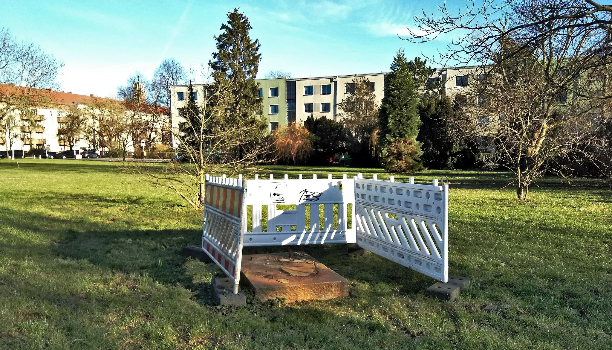 Photo showing: Fenced socle without the sculpture "Dancing couple" at the S-Bahn station Berlin-Plänterwald, Germany.