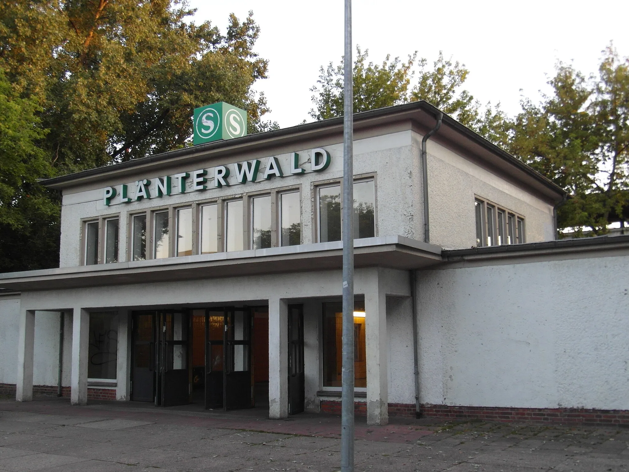 Photo showing: Auf dem Bahnhofsvorplatz