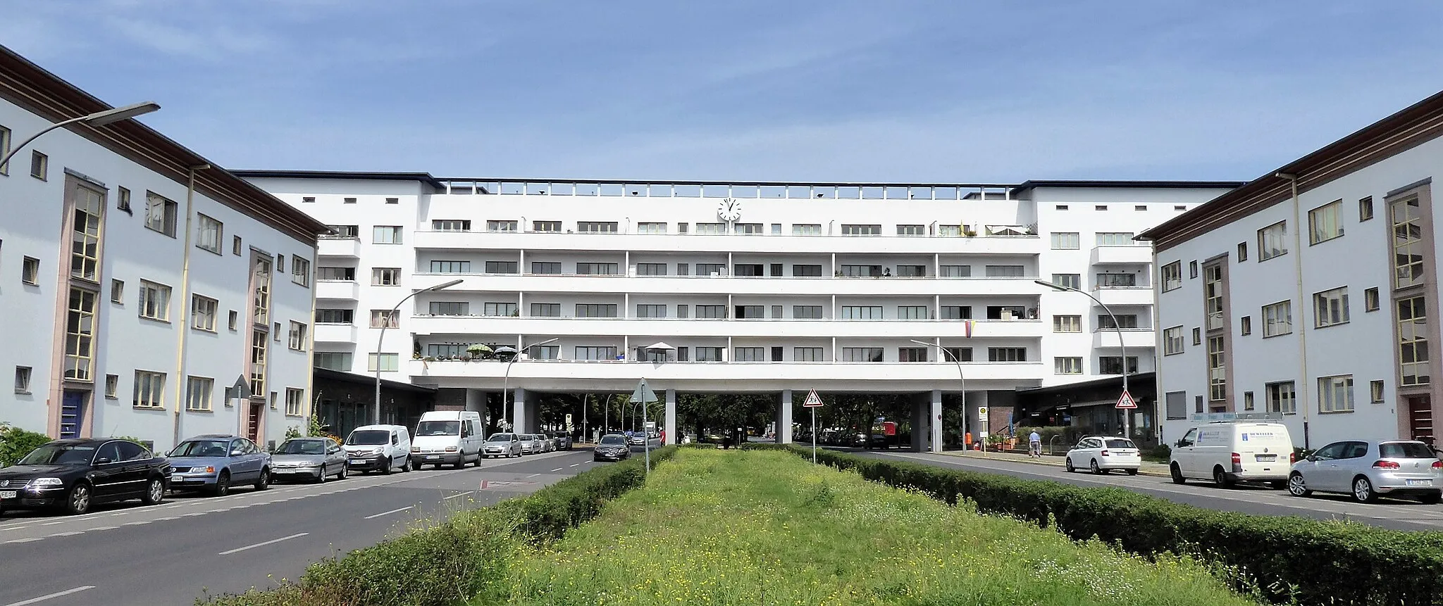 Photo showing: Weiße Stadt Aroser Allee Laubenganghaus Südseite