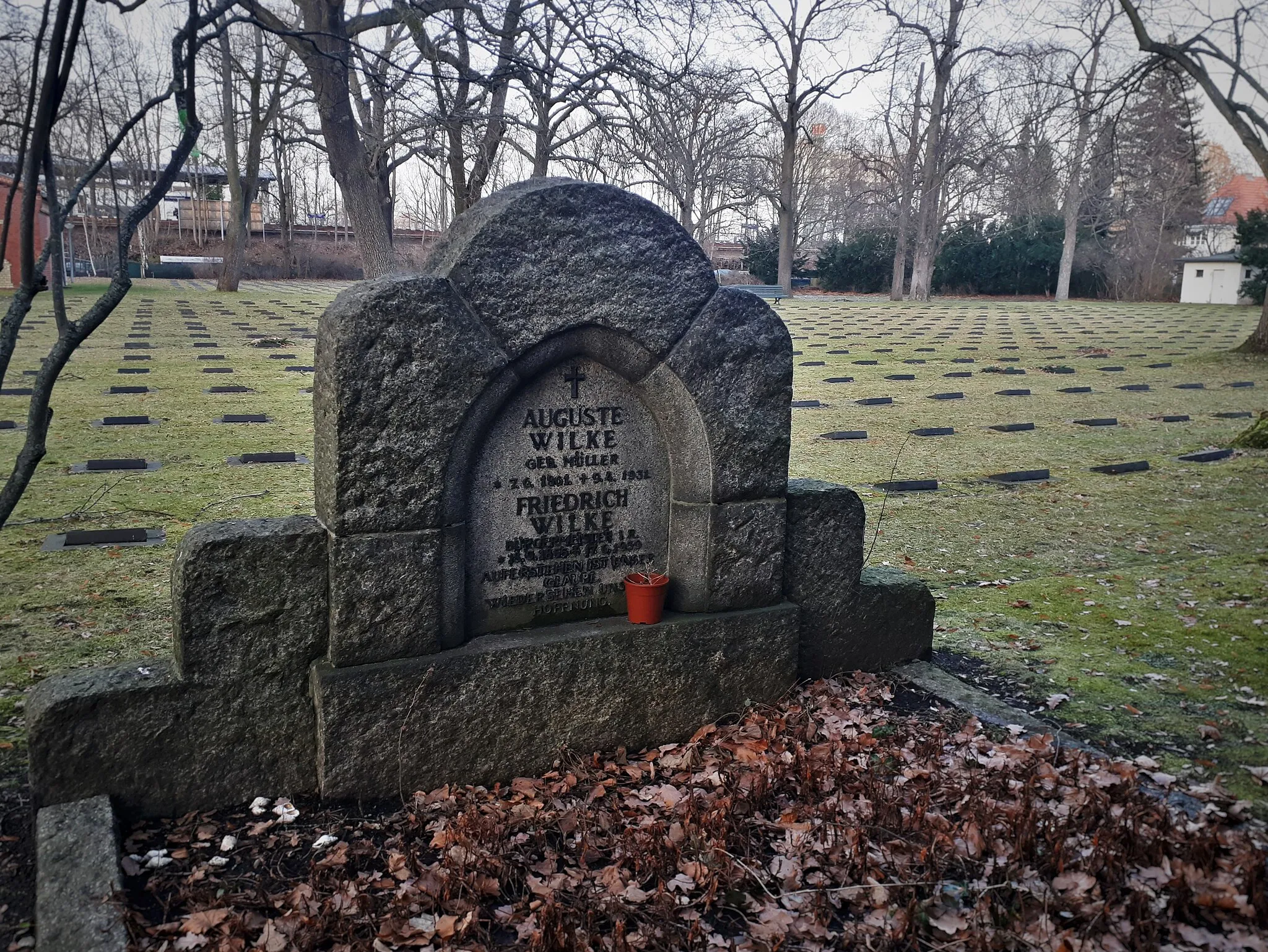 Photo showing: Grab des Bürgermeisters der Gemeinde Reinickendorf, Friedrich Wilke, in der Kriegsgräberstätte Reinickendorf