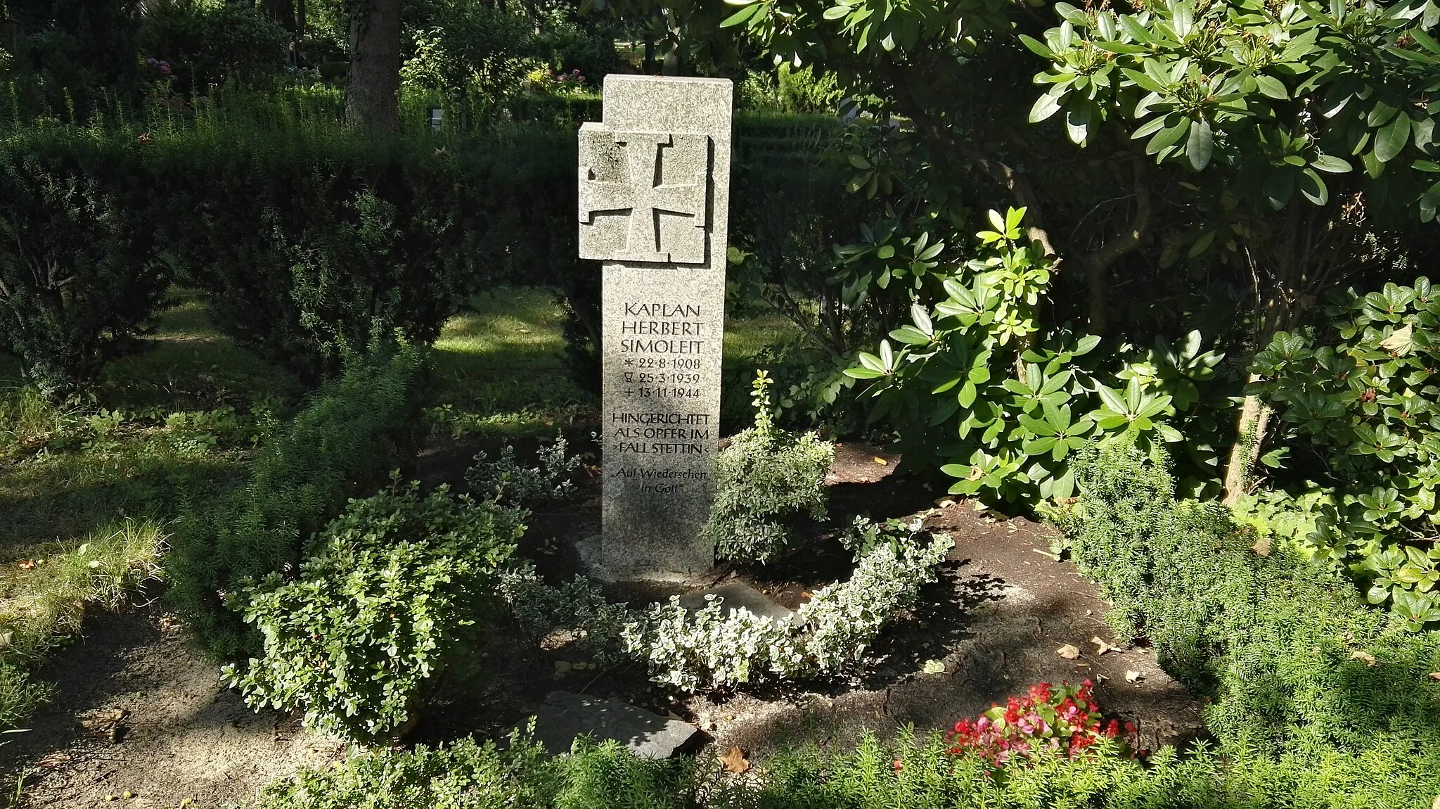 Photo showing: Denkmal für Herbert Simoleit auf dem Domfriedhof Sankt-Hedwig in Berlin-Reinickendorf