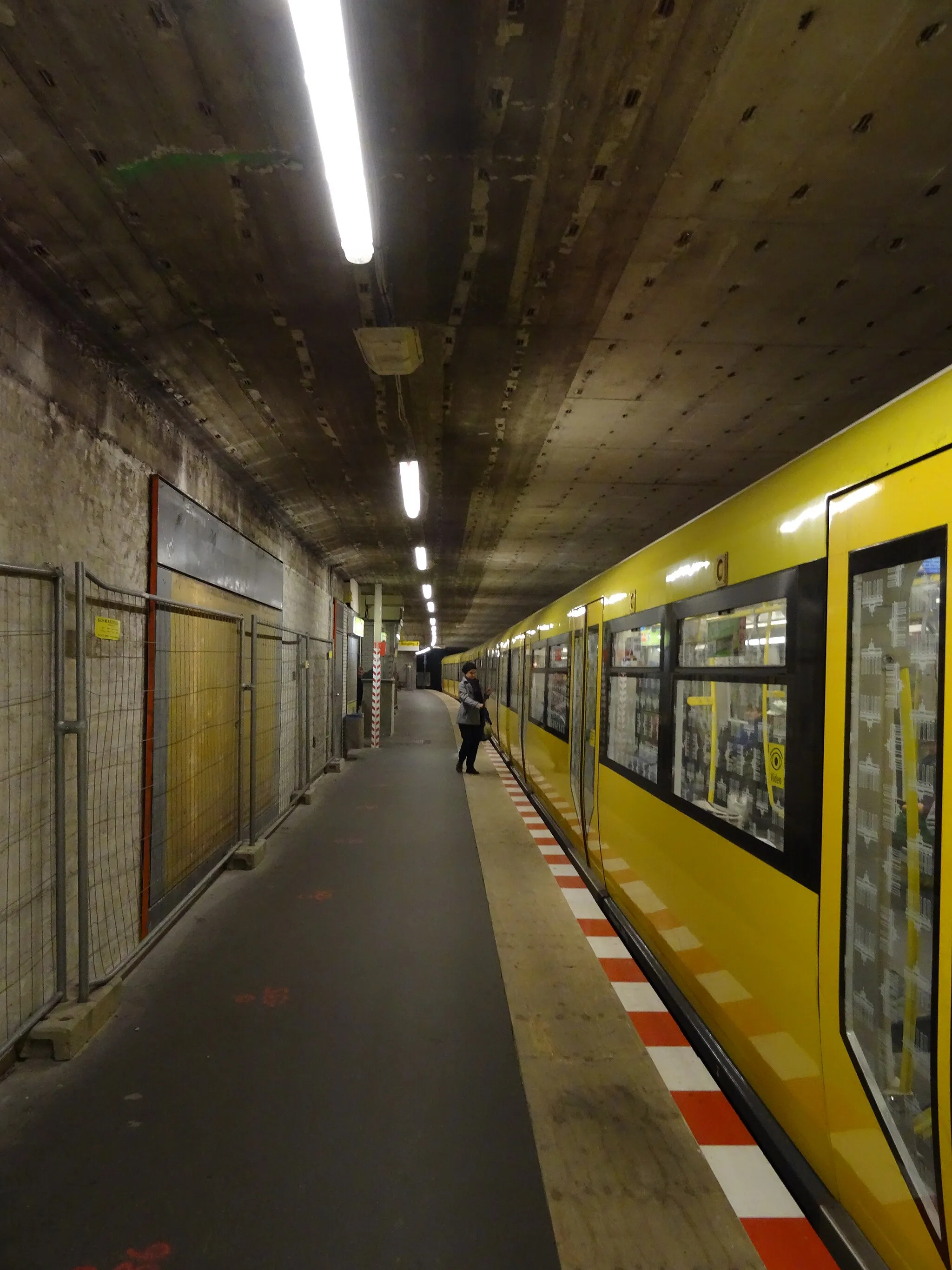 Photo showing: Linie U7 in der Großsiedlung Gropiusstadt - Zustand während Sanierung 12/2014