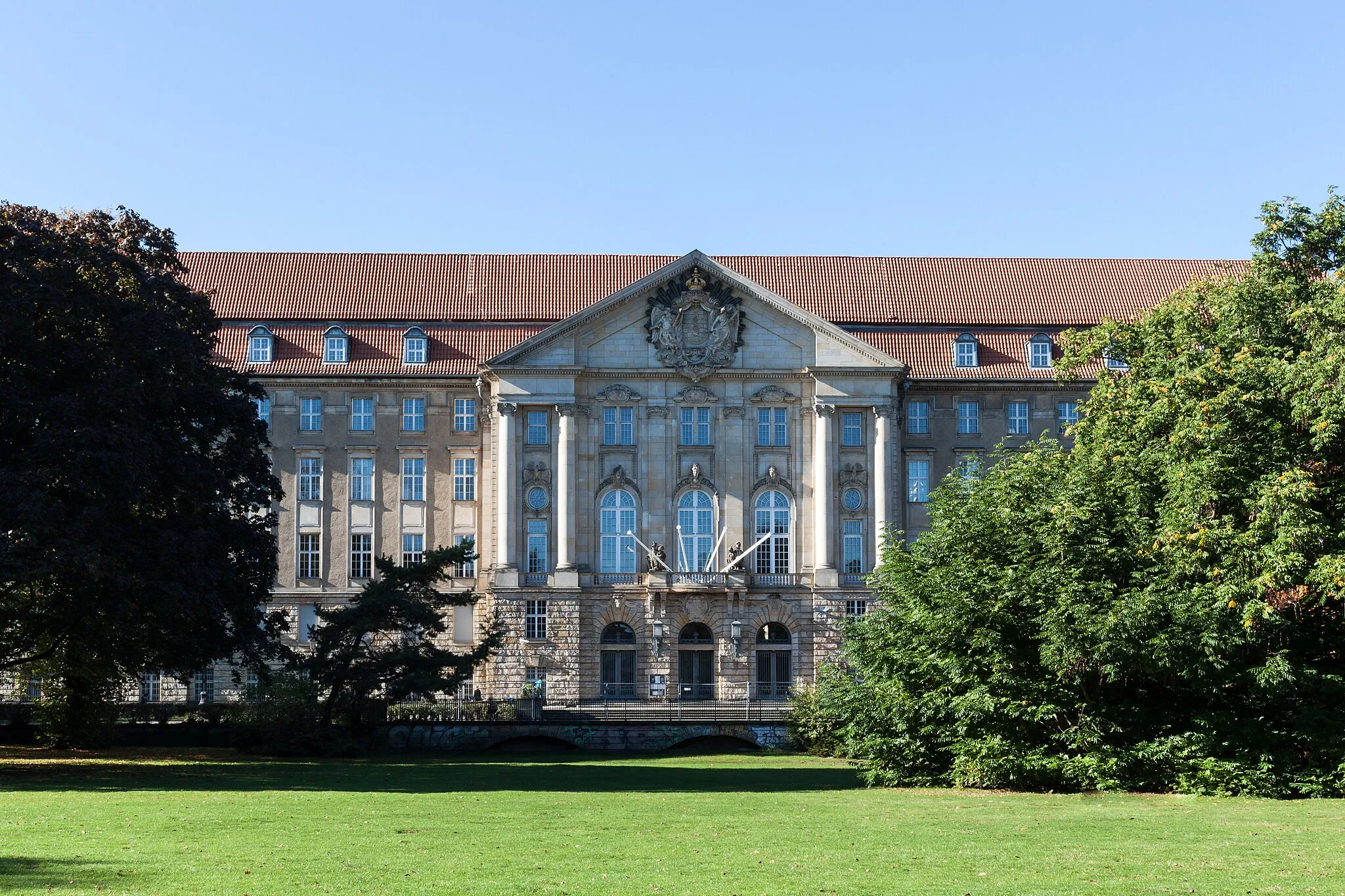 Photo showing: The Kammergericht Berlin (Higher Regional Court of Berlin). It's located in the Heinrich-von-Kleist-Park in Berlin-Schöneberg.