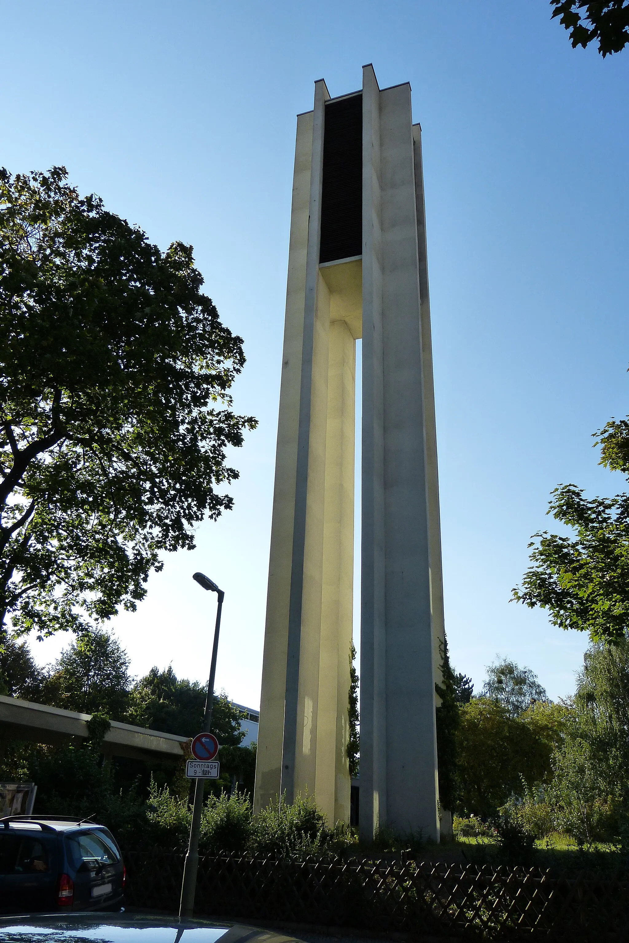 Photo showing: Berlin-Steglitz, Gritznerstr. 18/20, Treitschkestr. 31/33: Ev. Patmos-Kirche (Glockenturm)