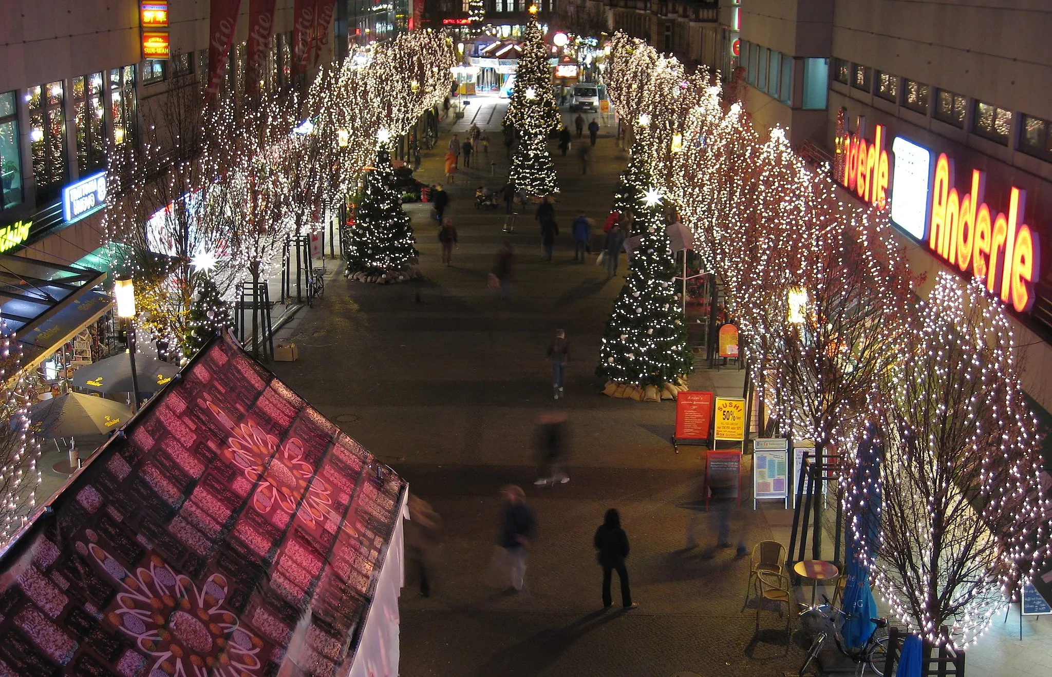 Photo showing: Weihnachtsbeleuchtung in der Fußgängerzone Gorkistraße in Berlin-Tegel, fotografiert von der Parkdeckverbindung über dem Brückenrestaurant.