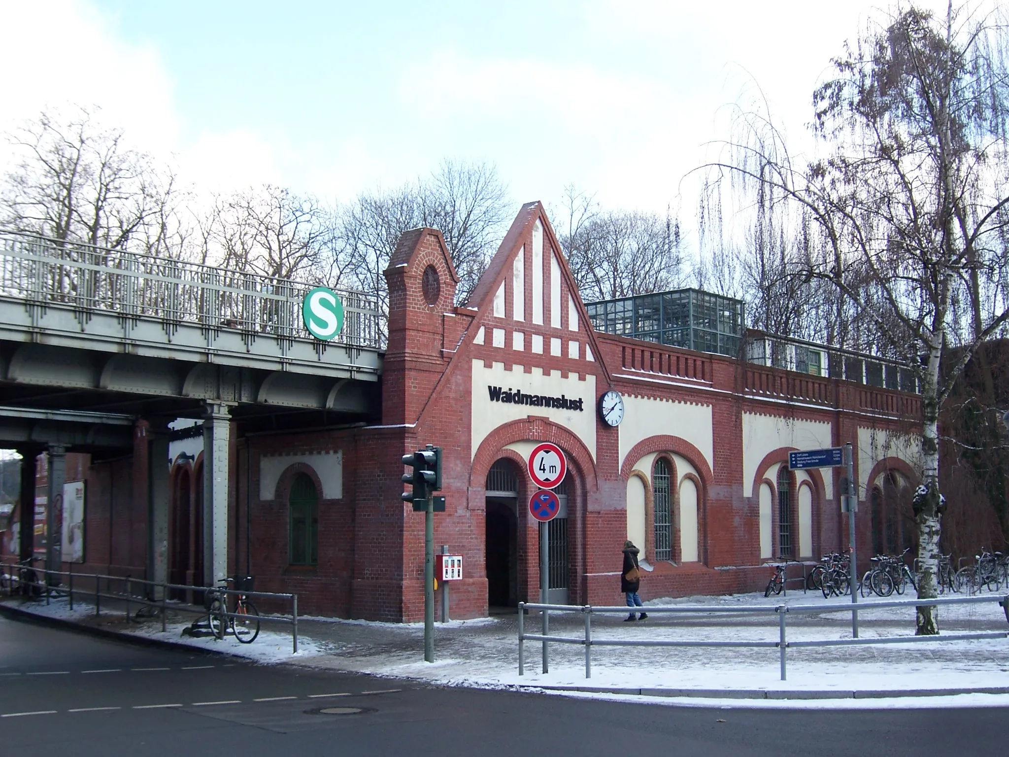 Photo showing: Bahnhof Berlin-Waidmannslust, Bahnhofsgebäude und Brücke