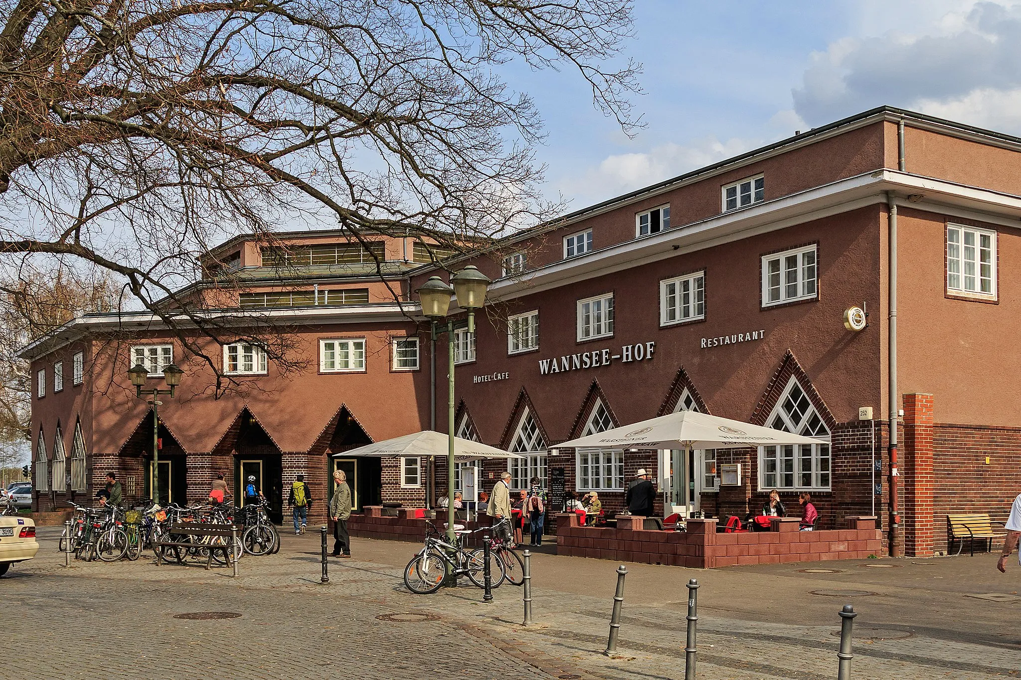 Photo showing: Das Empfangsgebäude des Bahnhofs Berlin-Wannsee am Gustav-Hartmann-Platz