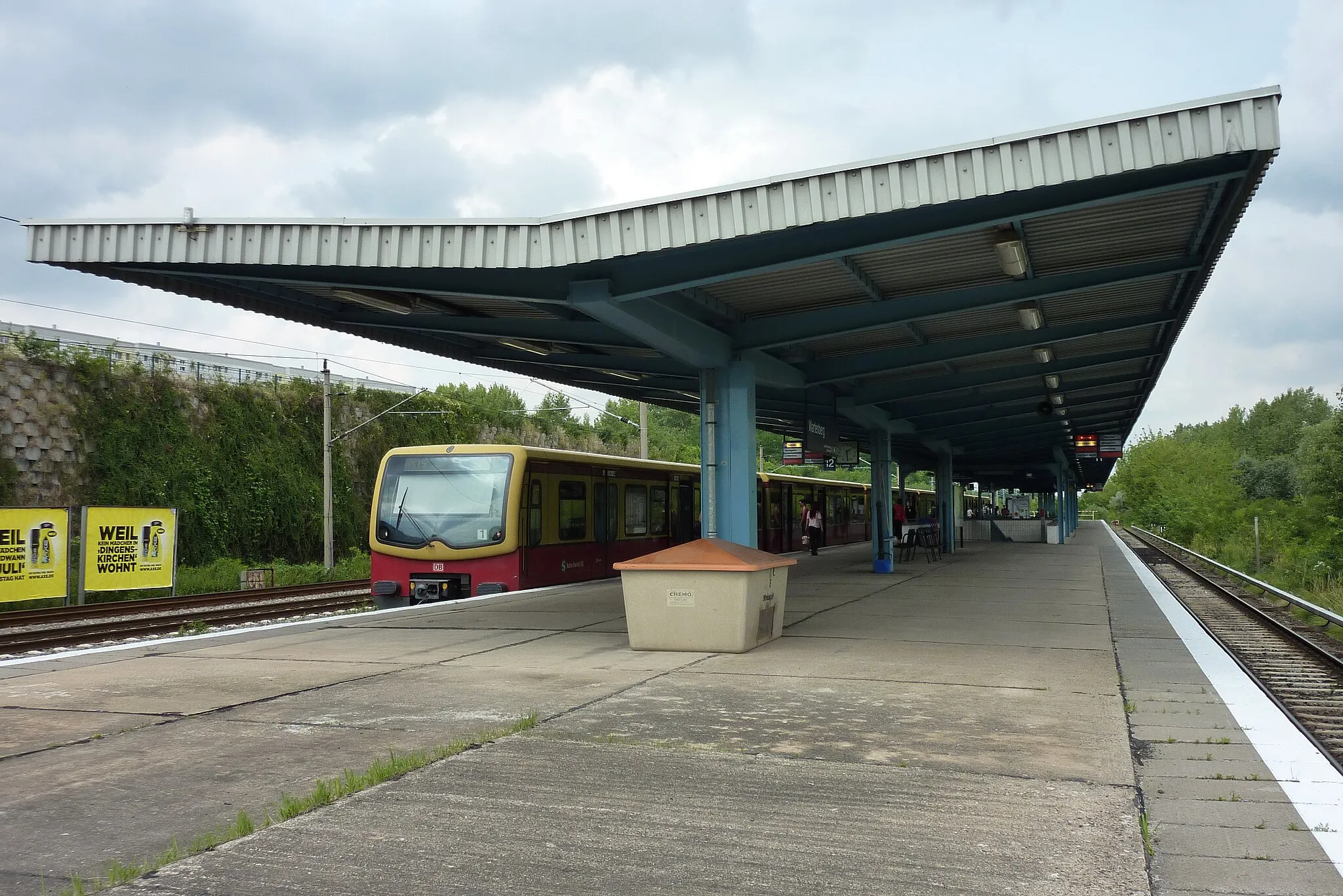 Photo showing: S-Bahnhof Wartenberg in Berlin-Neu-Hohenschönhausen. Blickrichtung Westen.