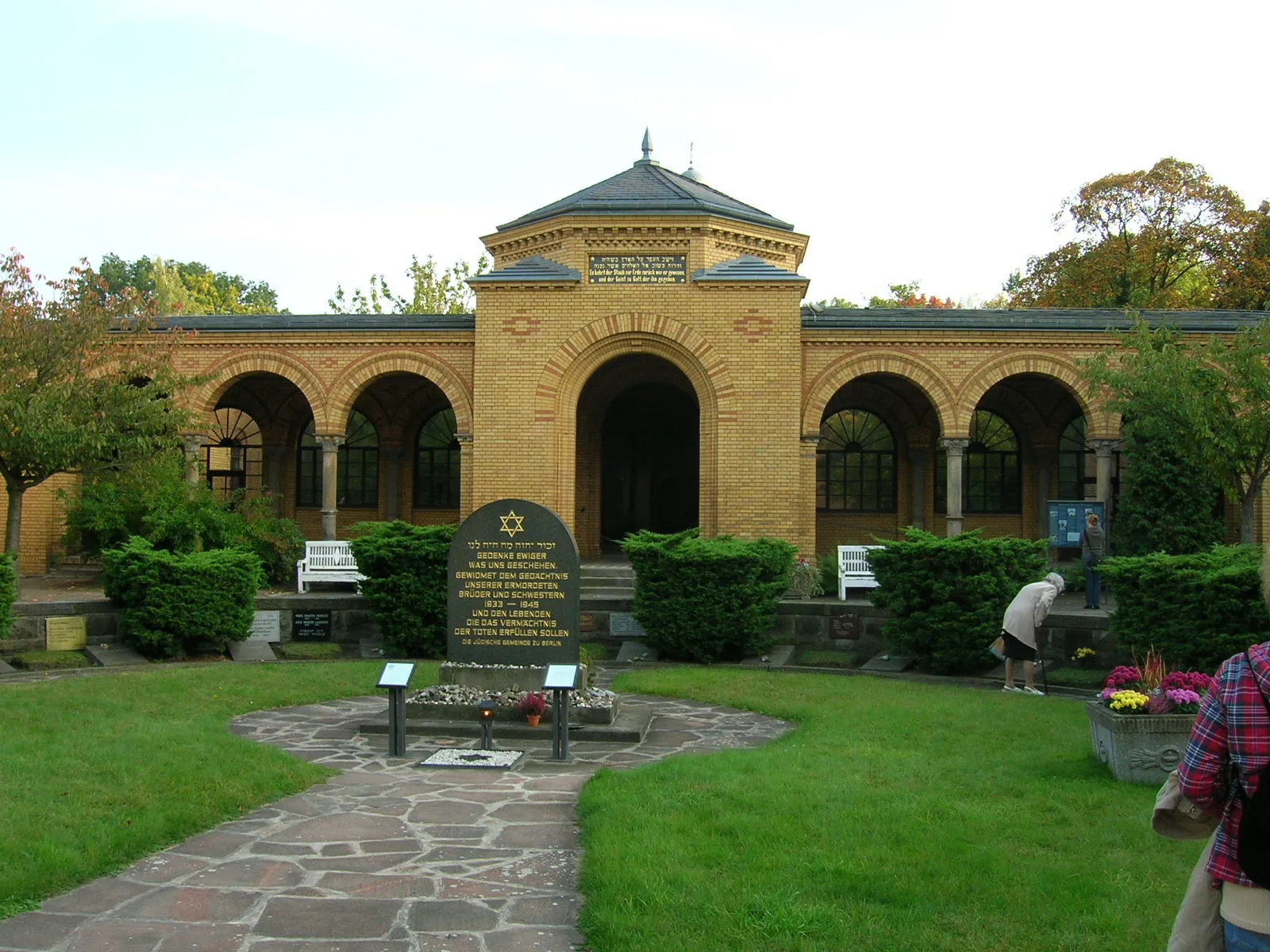 Photo showing: Jewish cemetery Berlin-Weißensee - main entrance with mourning hall.Architect: Hugo Licht