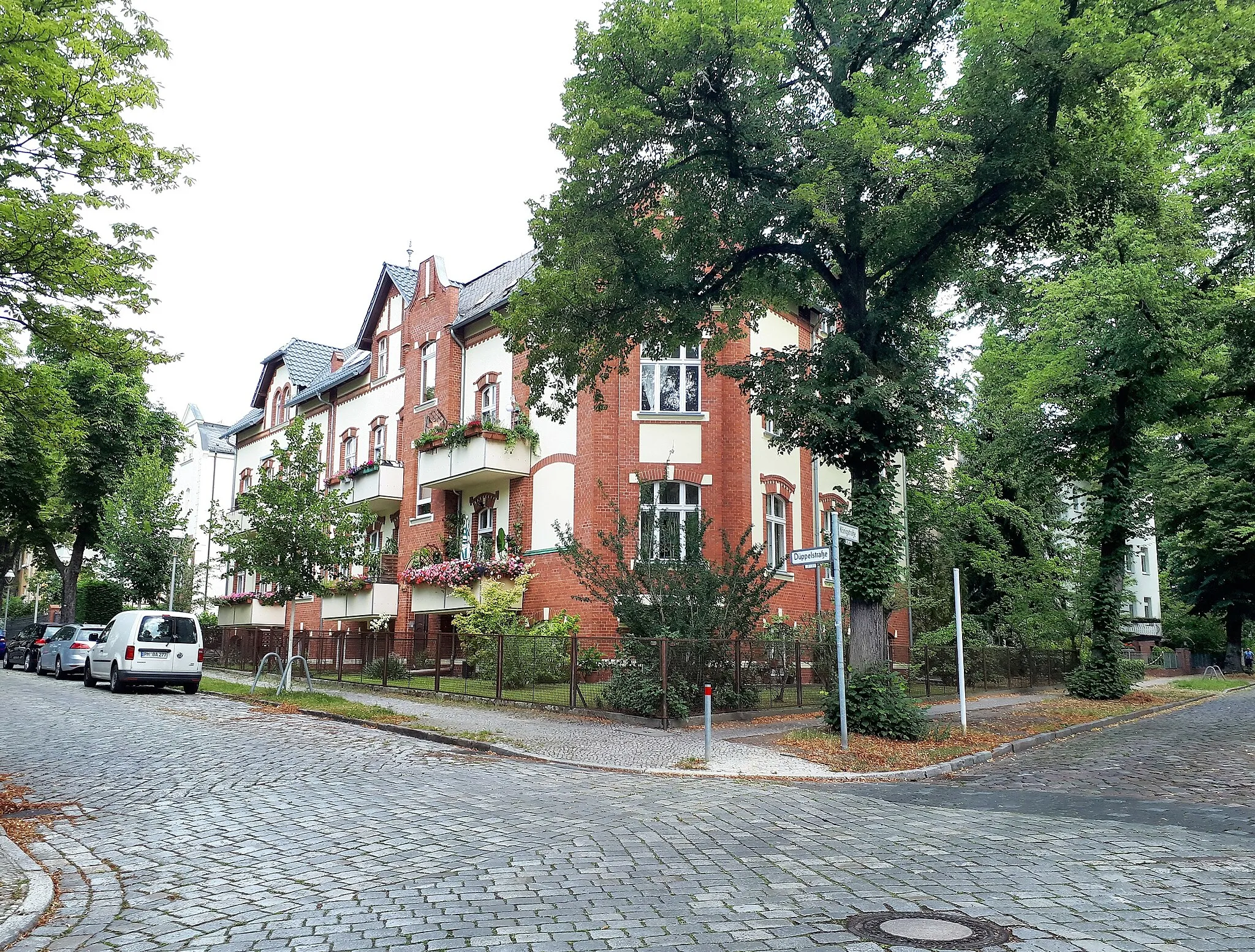 Photo showing: Zehlendorf Düppelstraße Ecke Königstraße 2020