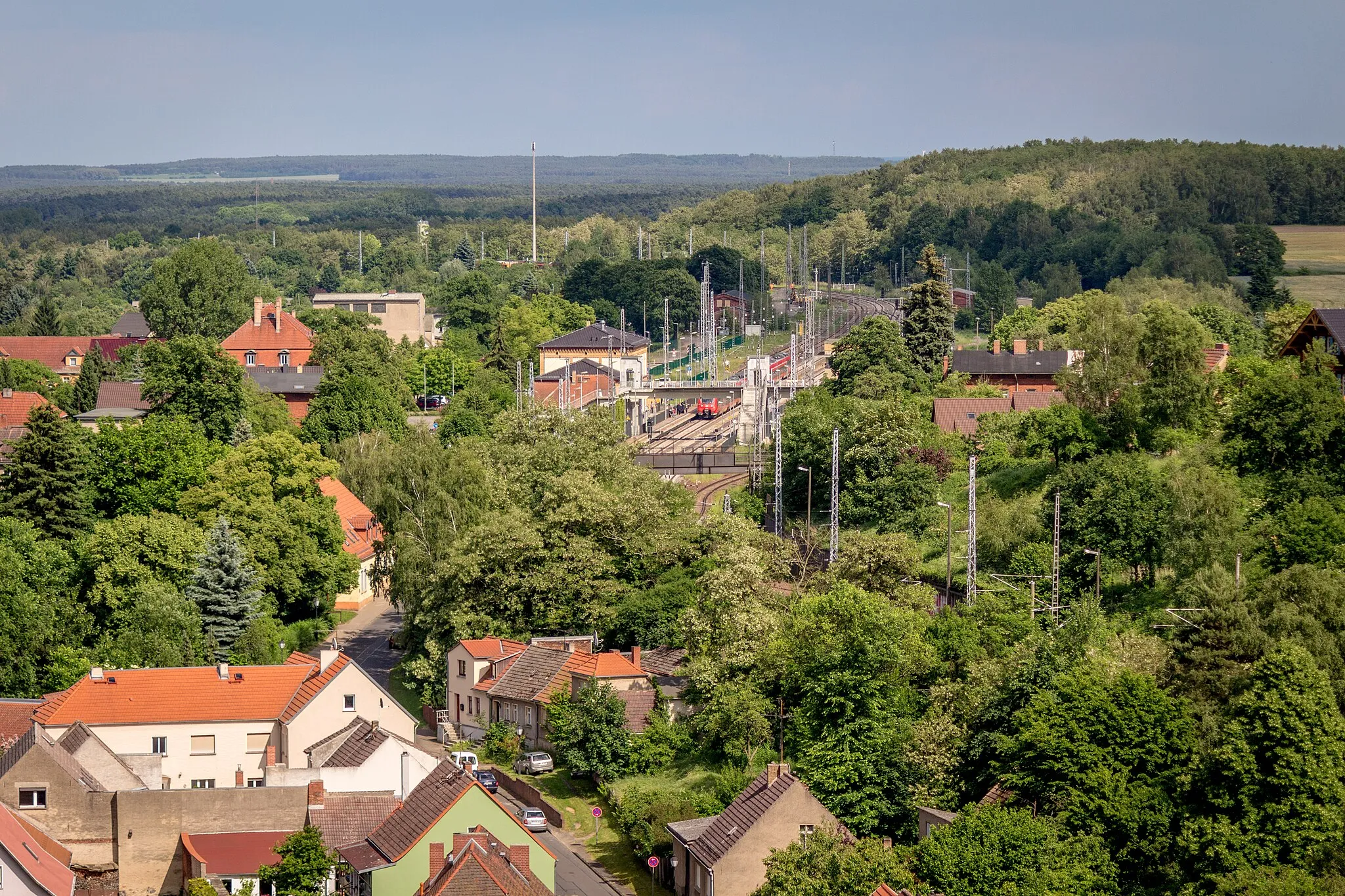 Photo showing: Blick über Bad Belzig und in den Naturpark Hoher Fläming mit Bahnhof