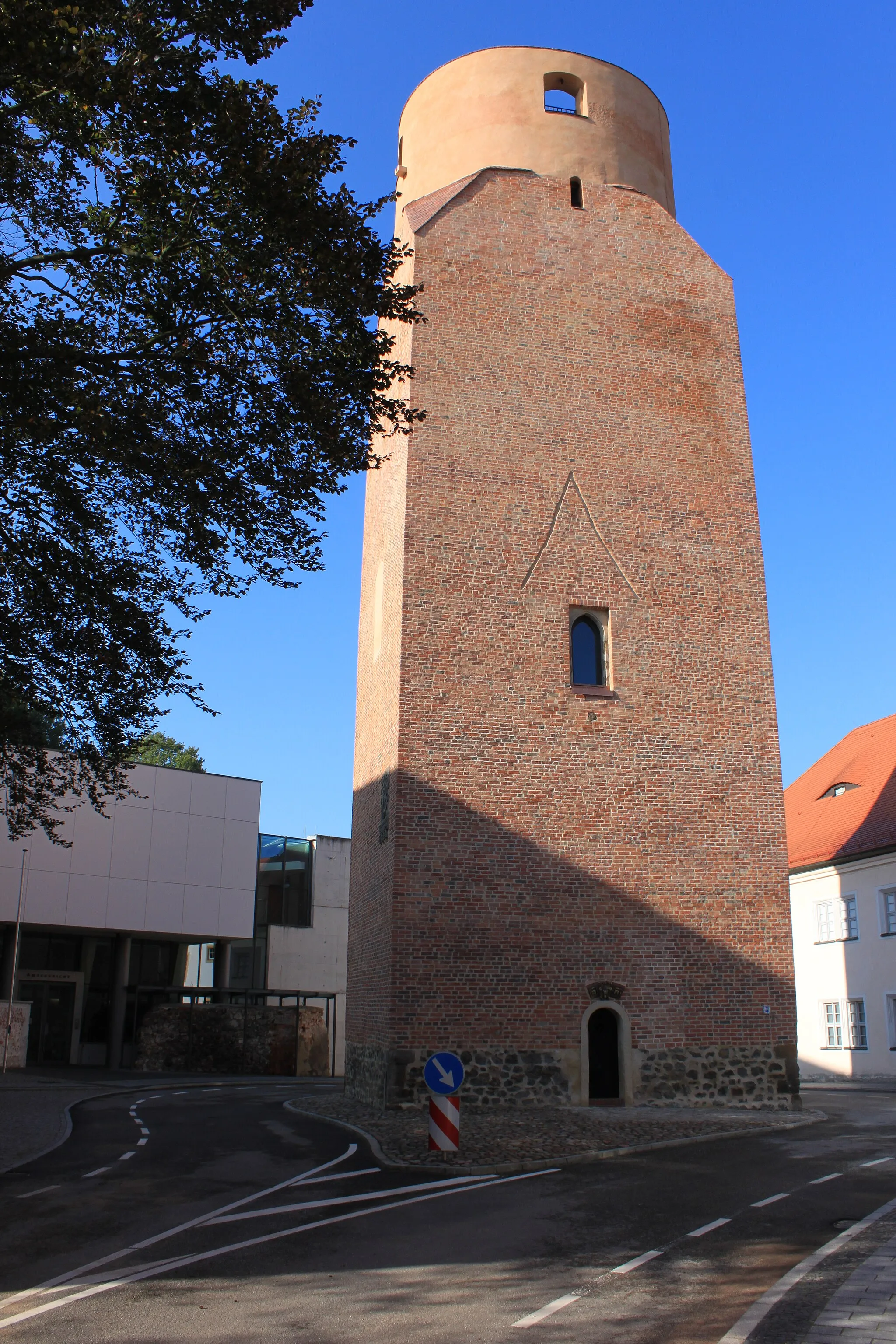 Photo showing: der restaurierte Lubwartturm 2011, über dem Hocheingang die Reste des einstigen Dachanbaues, darunter ein erhaltener Holzbalkenrest im Mauerwerk.