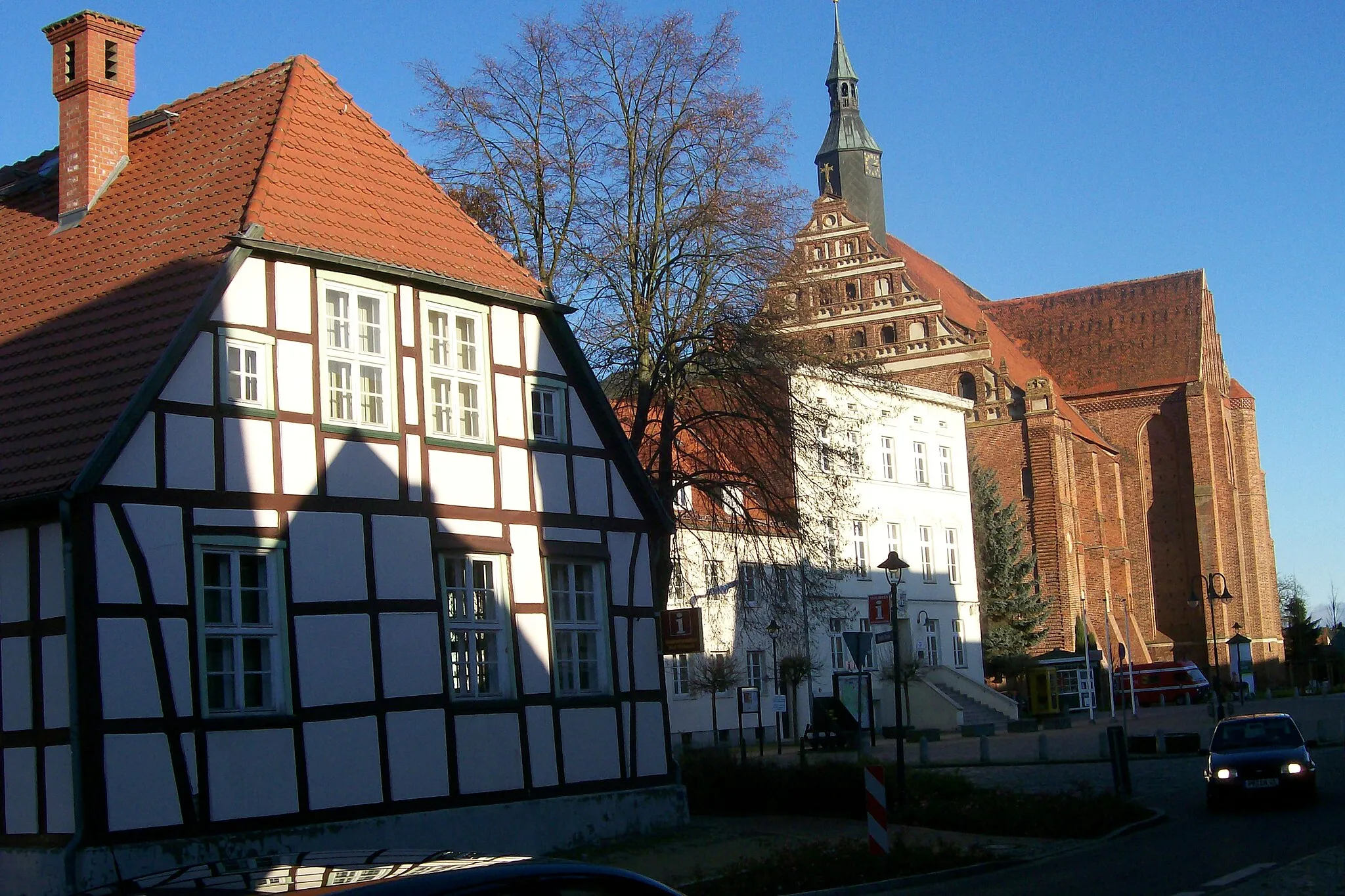 Photo showing: Zwei ehemalige Rathäuser in de:Bad Wilsnack:Links das "Alte Rauhaus" aus dem 18. Jahrhundert; in der Mitte das "Neue Rathaus" von 1865, jetzt Sitz des Amtes Bad Wilsnack; rechts die de:Wunderblutkirche (Bad Wilsnack)