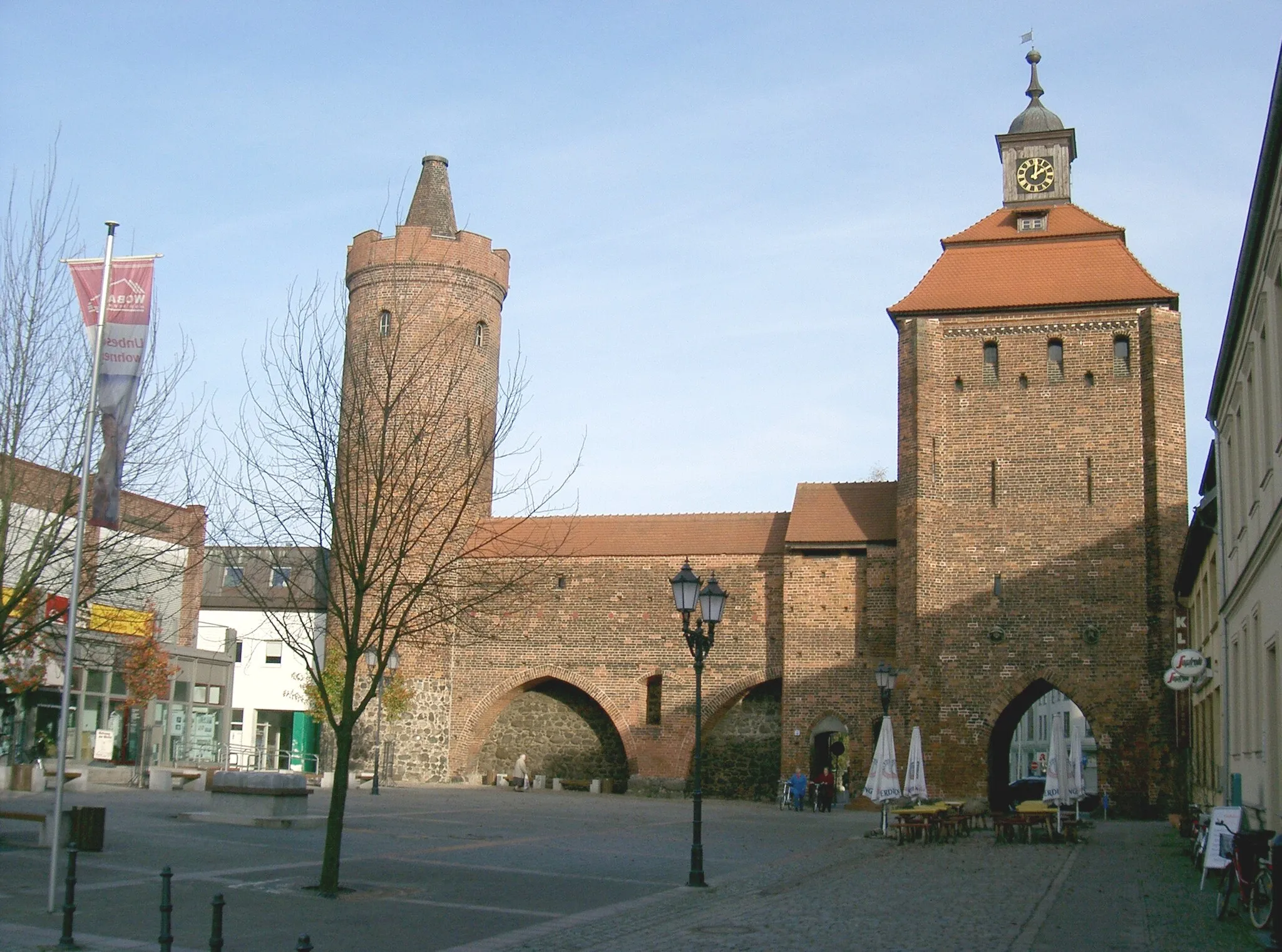Photo showing: The Steintor (engl. Stone Gate) and Hungerturm (engl. Tower of Hunger) in the german city Bernau bei Berlin.