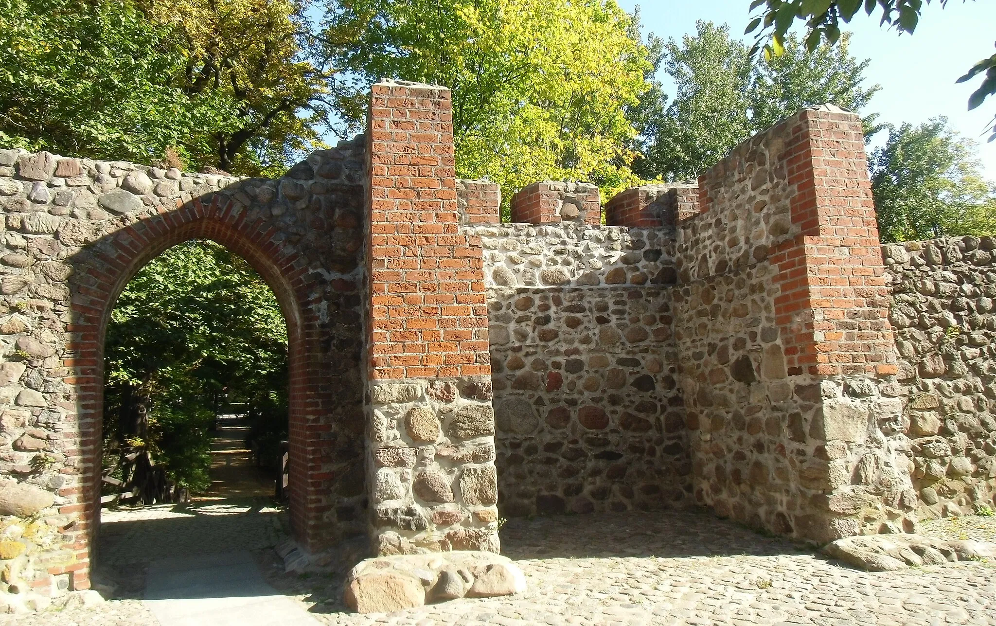 Photo showing: Teil der rekonstruierten mittelalterlichen Stadtmauer von Bernau bei Berlin, steht unter Denkmalschutz