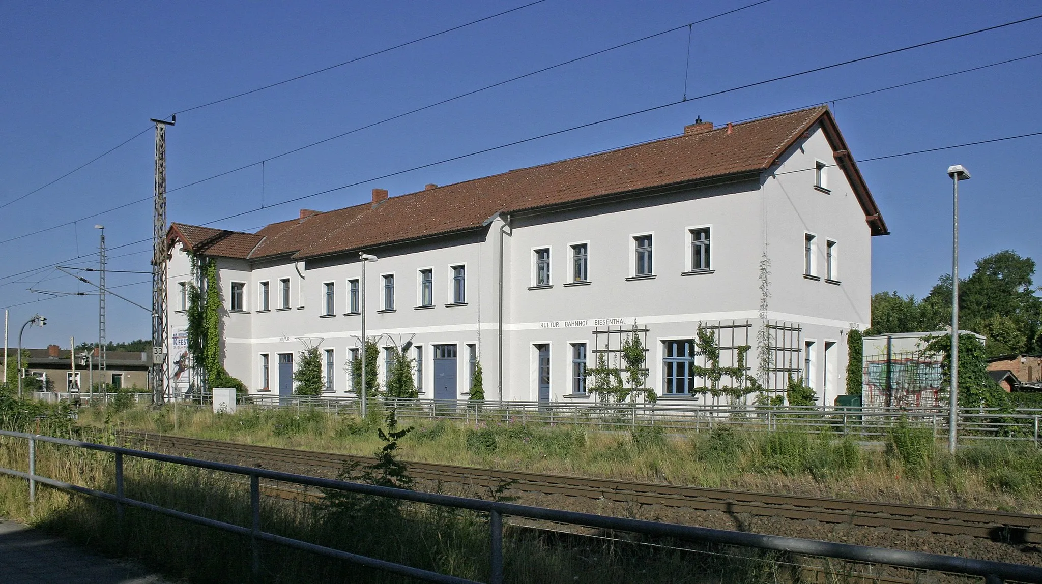 Photo showing: Bf Biesenthal: Empfangsgebäude Gleisseite.