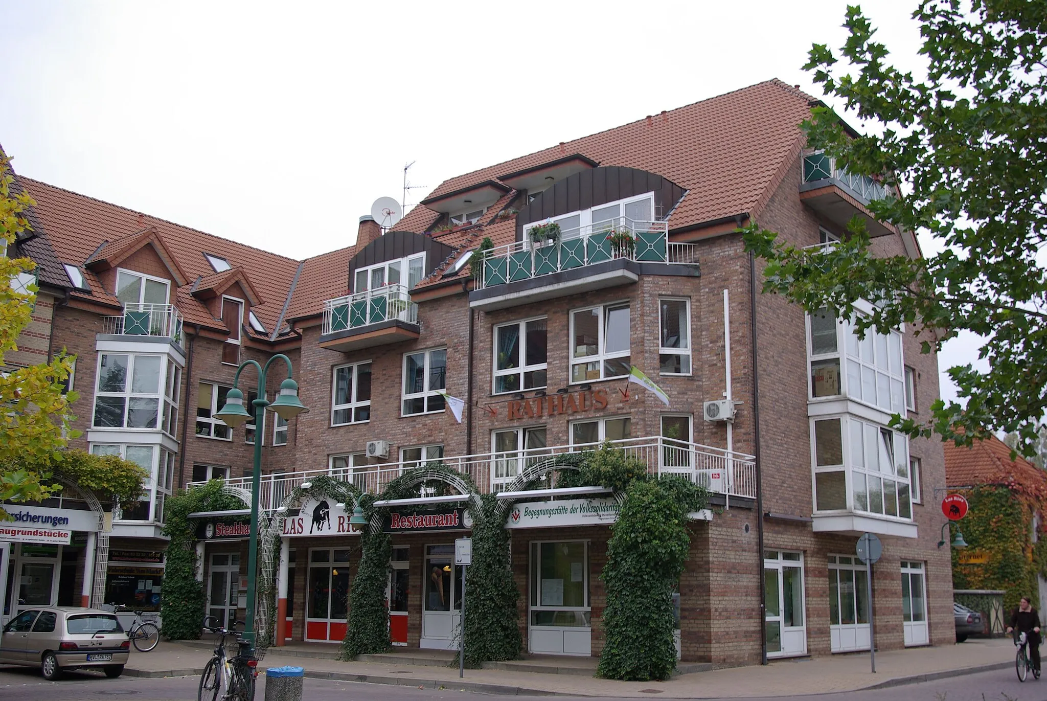 Photo showing: Brieselang in Brandenburg. Das Rathaus in Brieselang ist umgeben von Geschäften. Es liegt im südlichen Teil des Ortes.