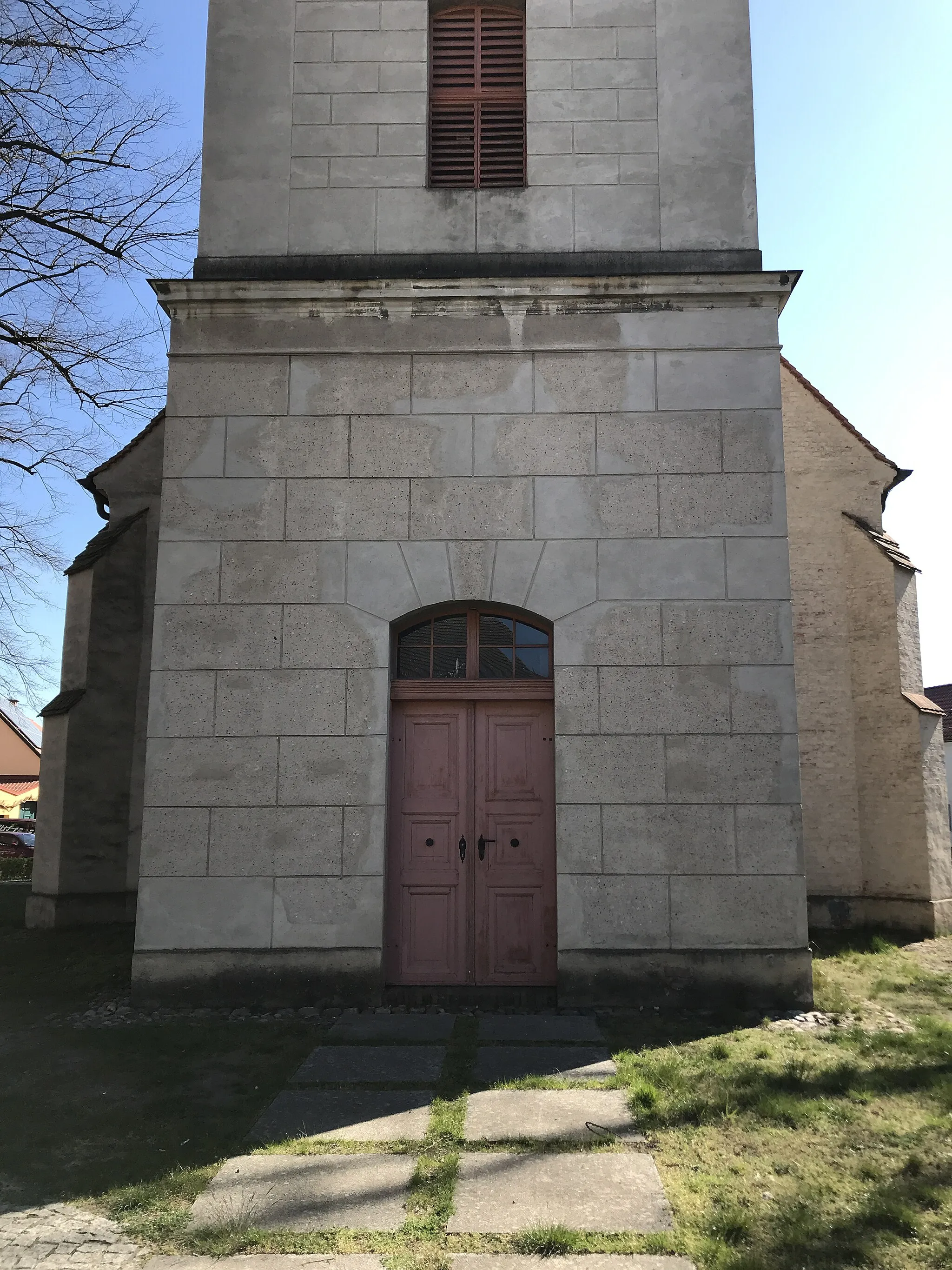 Photo showing: Die Stadtkirche St. Lambertus ist eine im Kern spätgotische Basilika, die nach einem Brand 1776 erneuert wurde. Die Kirchenausstattung stammt einheitlich aus dieser Zeit.