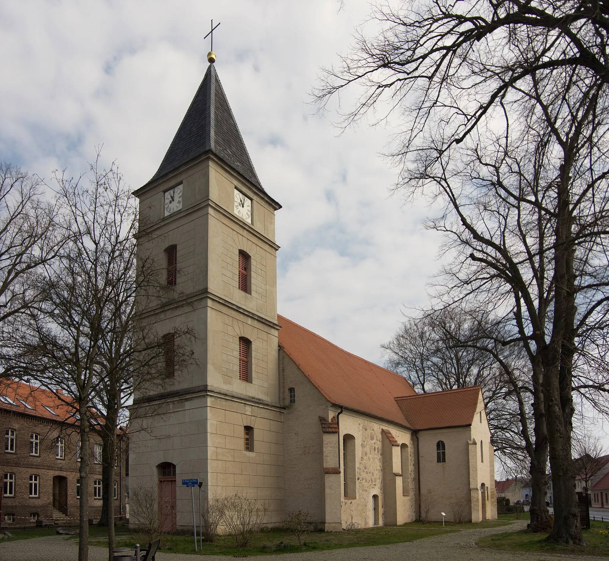 Photo showing: Brück in Brandenburg. Die Kirche steht unter Denkmalschutz. Erbaut wurde die Kirche in der Spätgotik, nach einem Brand im Jahre 1776 wesentlich erneurt.