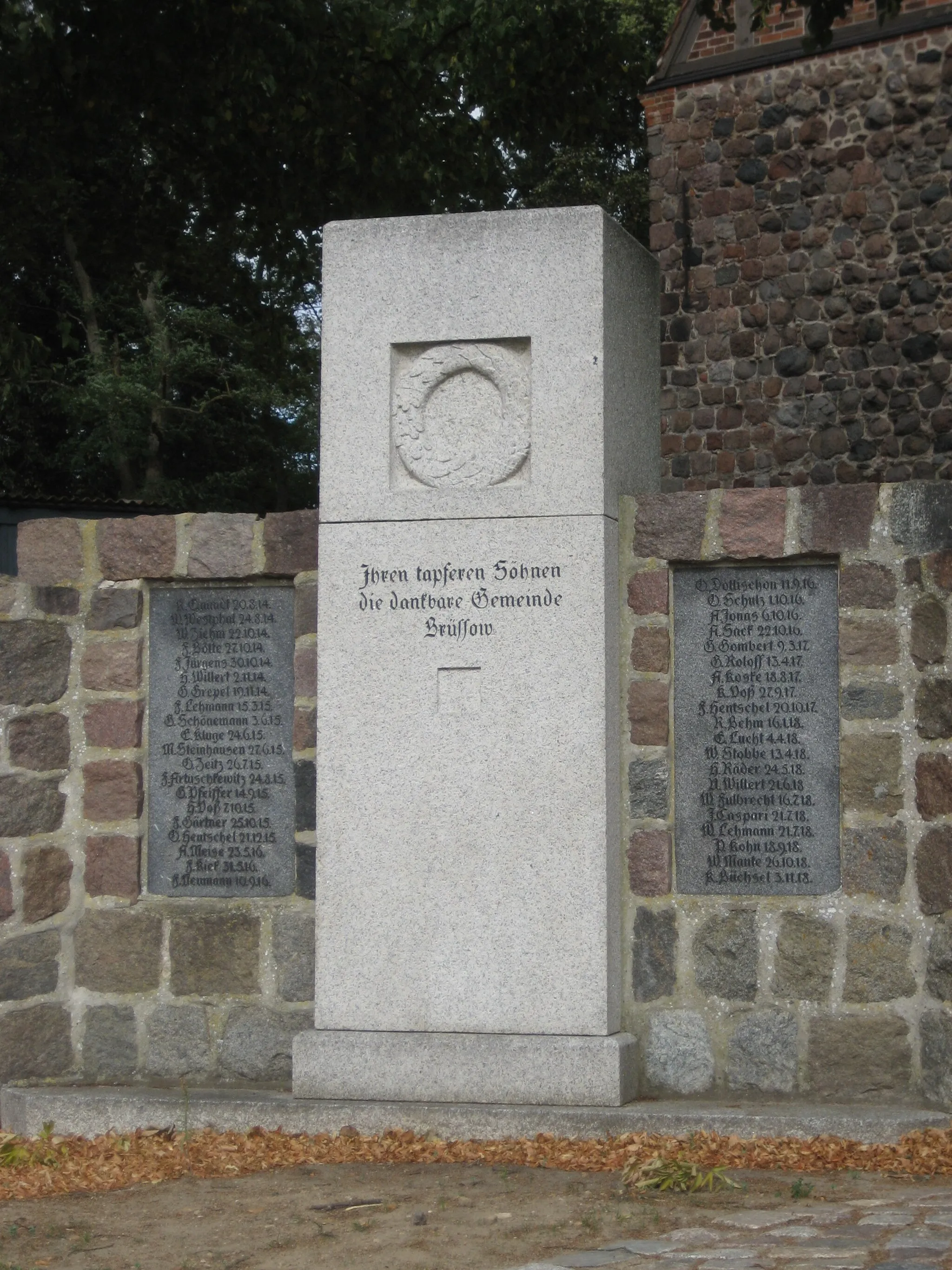 Photo showing: Kriegerdenkmal mit den Namen aller im Ersten Weltkrieg gefallener Soldaten aus Brüssow bei der Kirche St. Sophia.