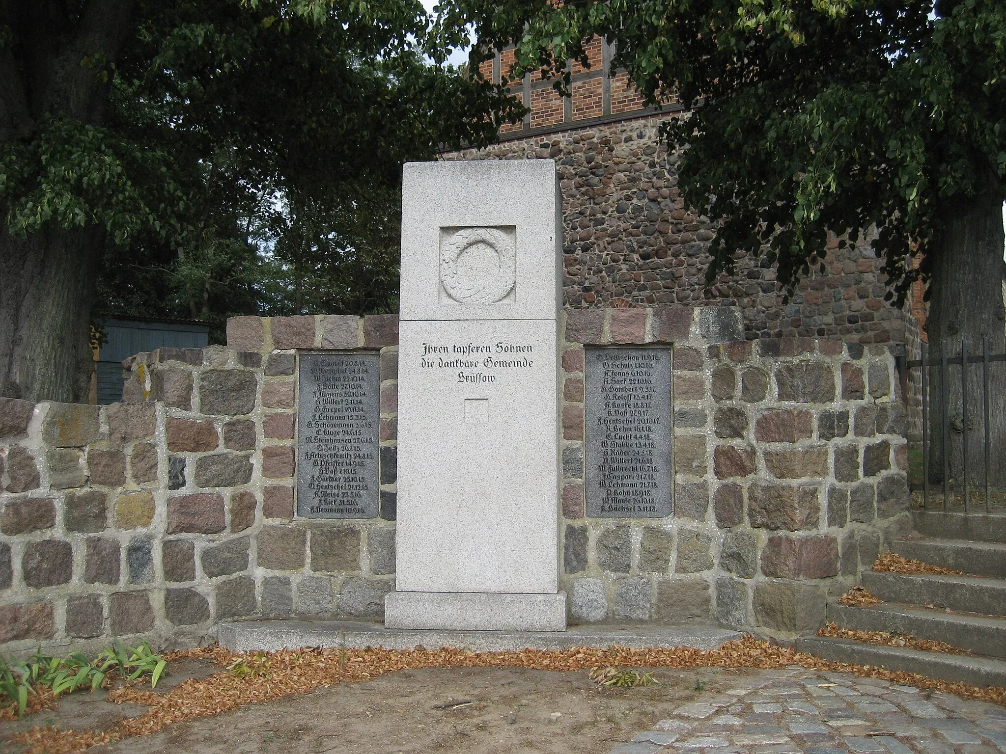 Photo showing: Kriegerdenkmal mit den Namen aller im Ersten Weltkrieg gefallener Soldaten aus Brüssow bei der Kirche St. Sophia.