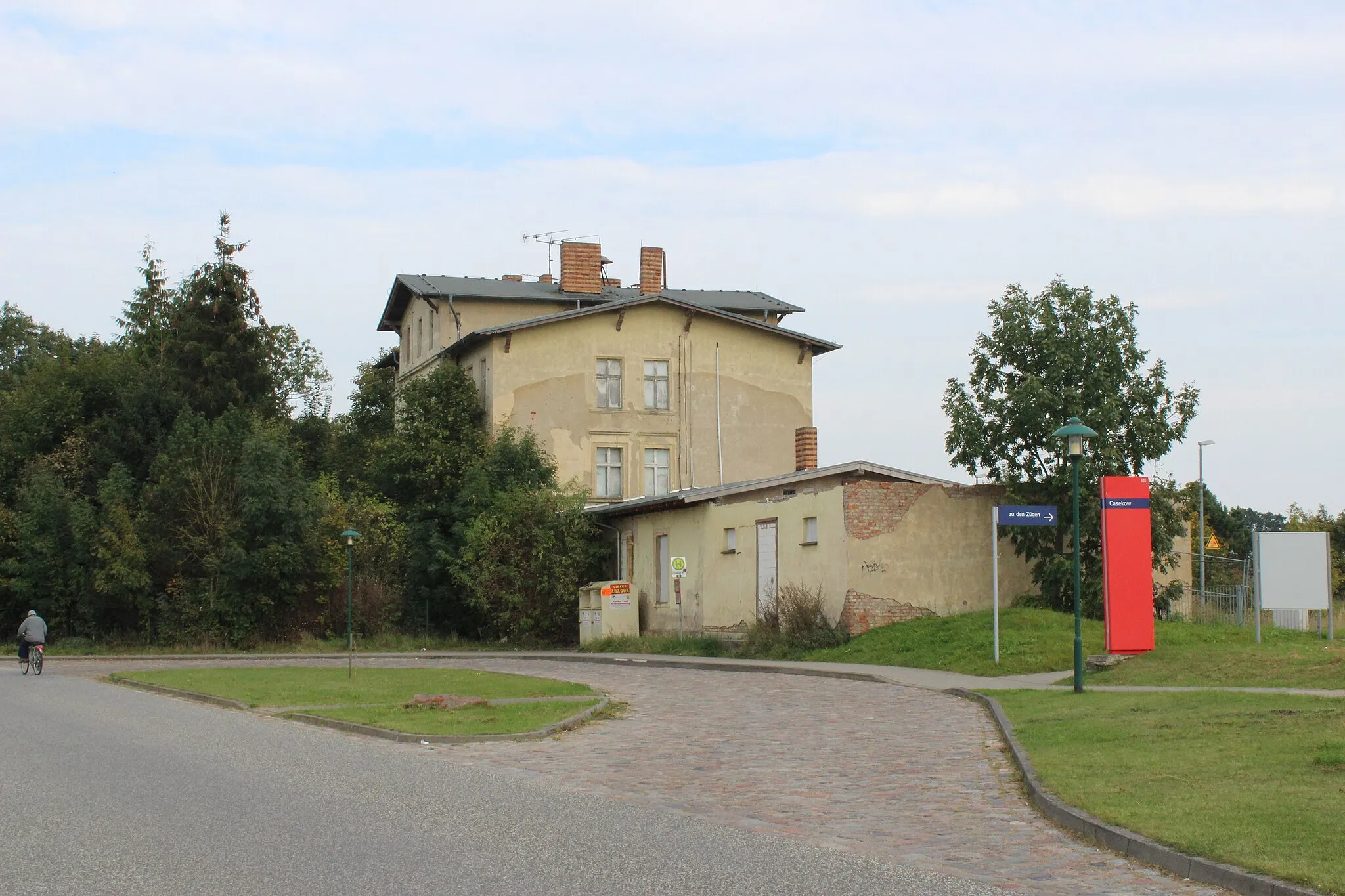 Photo showing: train station Casekow, station building, street side
