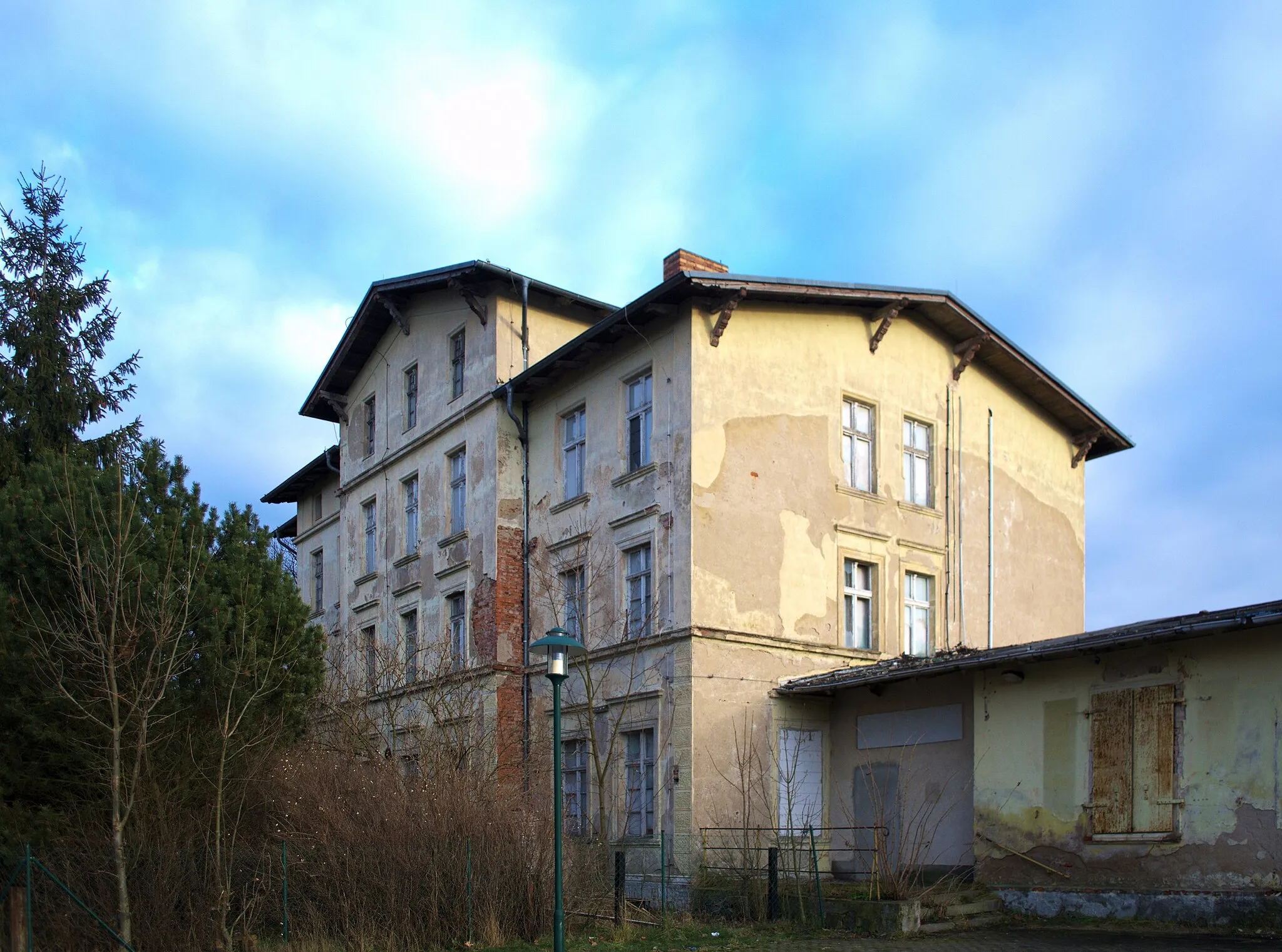 Photo showing: Die Fassade des Casekower Bahnhof.