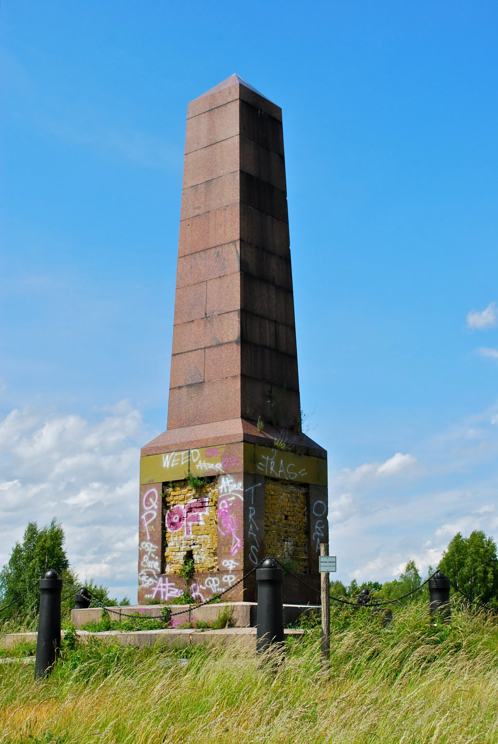 Photo showing: Der Obelisk auf dem Truppenübungsplatz, den Kaiser Wilhelm II. errichten ließ, wurde durch Vandalismus stark beschädigt.