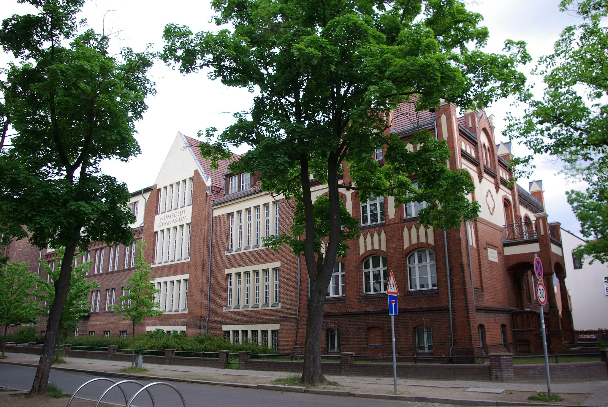 Photo showing: Eichwalde, Brandenburg, Deutschland, das Humboldt-Gymnasium. Das Gebäude steht unter Denkmalschutz. Geotags in den Exif-Daten