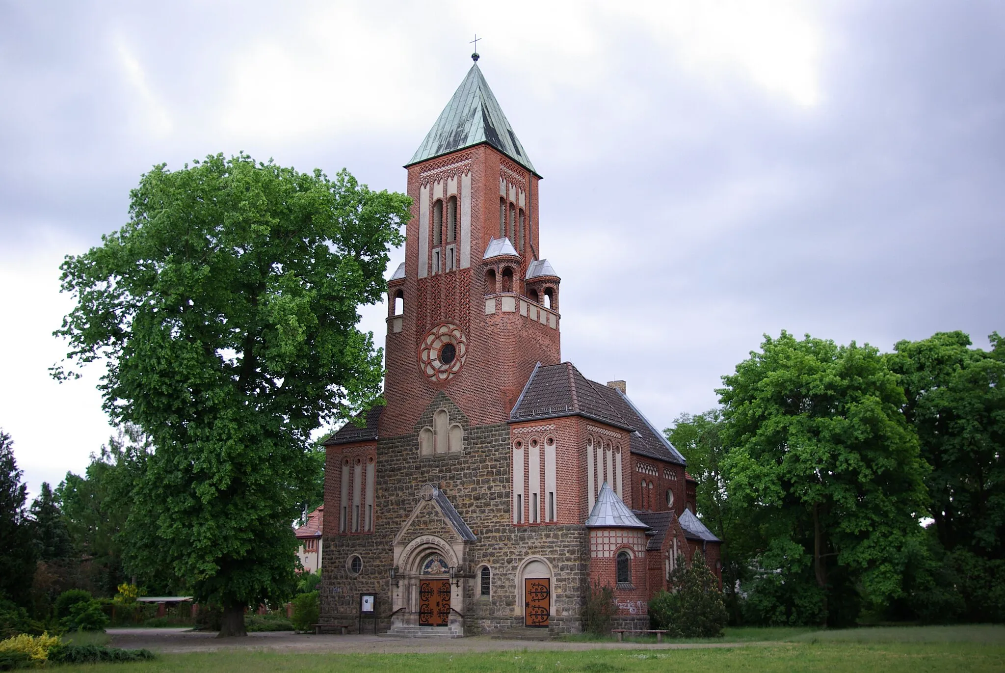 Photo showing: Eichwalde, Brandenburg, Deutschland, die katholische St.-Antonius-Kirche, die Kirche steht auf der Denkmalliste des Landes Brandenburg, Geotags in den Exif Daten