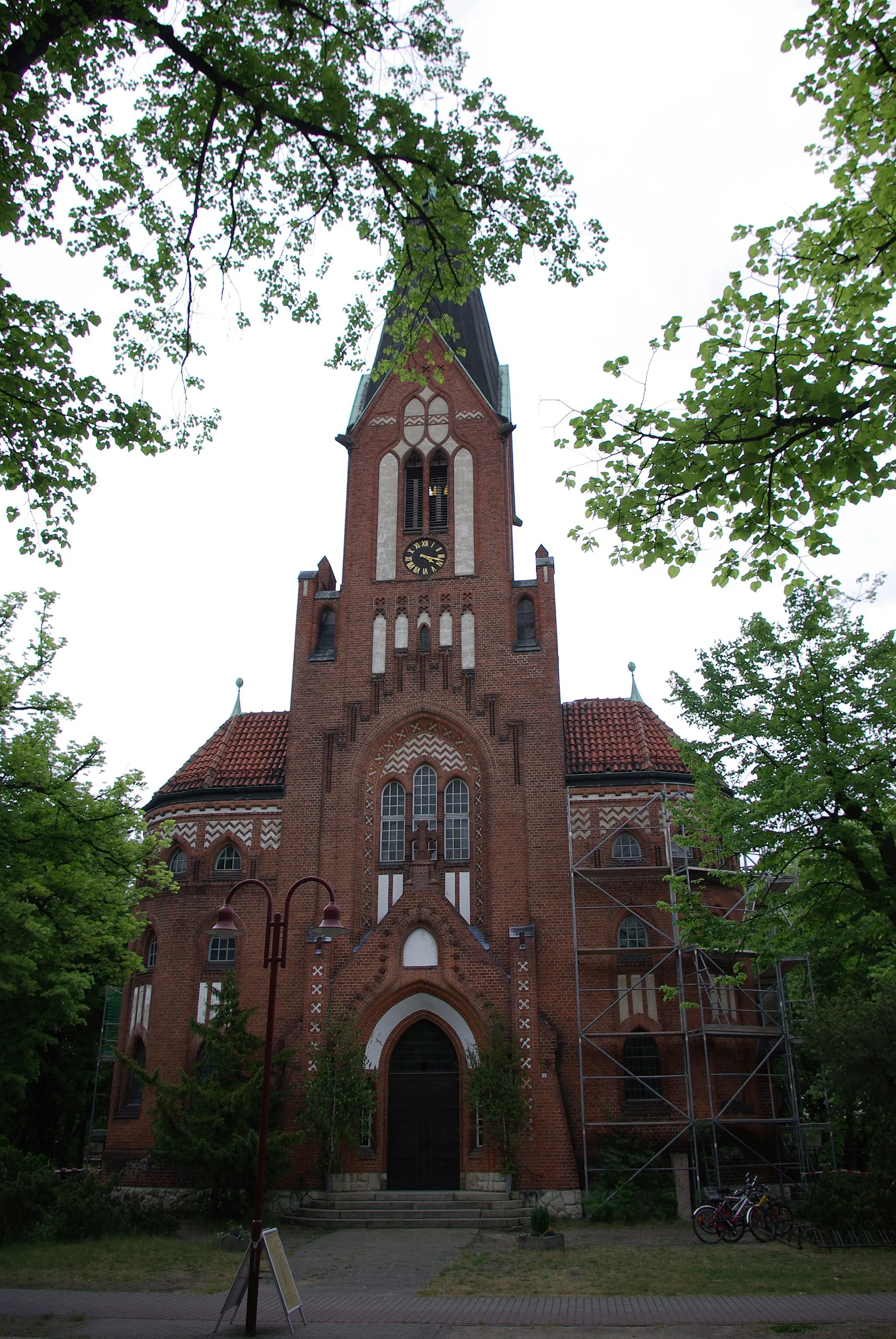 Photo showing: Eichwalde, Brandenburg, Deutschland, die Kirche am Händelplatz, die Kirche steht auf der Denkmalliste, Geotags in Exif-Daten