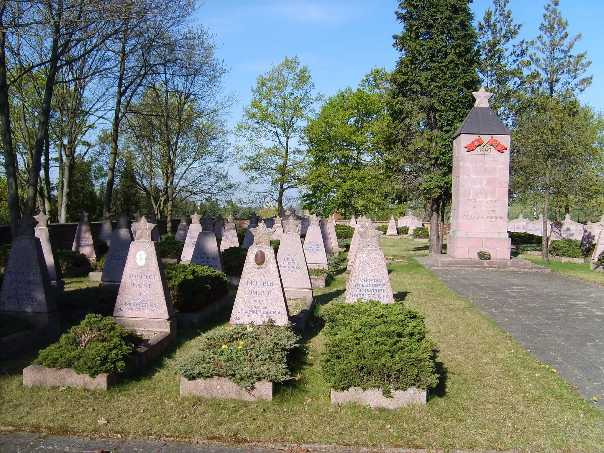 Photo showing: Russisches Ehrenmal auf dem Friedhof in Elsterwerda
