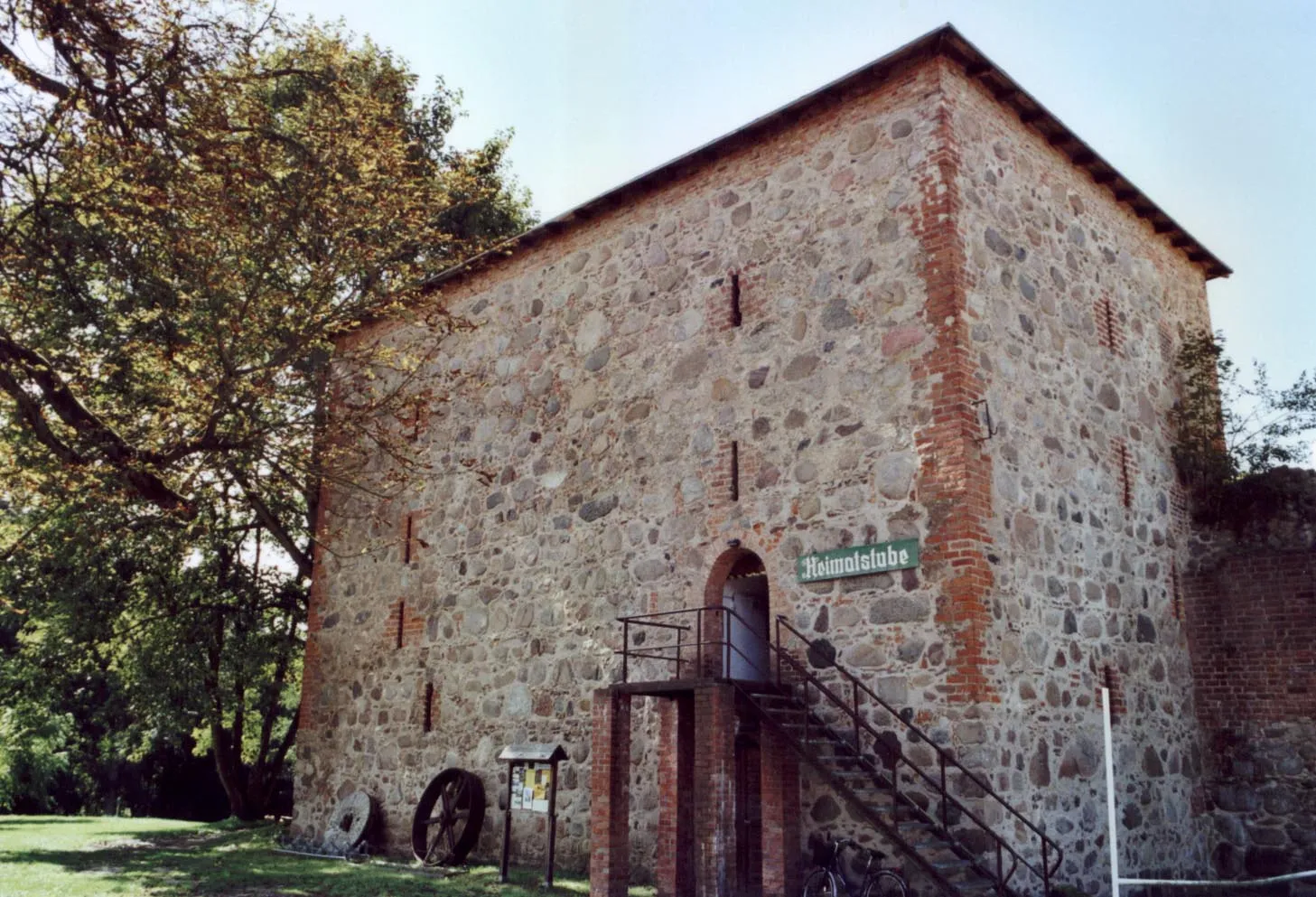 Photo showing: Burg Gerswalde, sog. neue Kemenate,
selbst fotografiert,
MacElch (Rainer Kunze),

2006