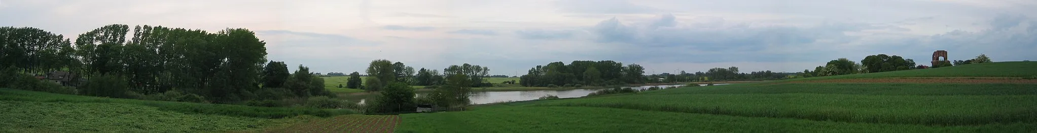 Photo showing: Haussee und Klostersee in Gramzow. Beide Namen vorhanden. Im Hintergrund (linker Bildrand) der Gramzower Sportplatz. Am rechten Bildrand die Klosterruine.